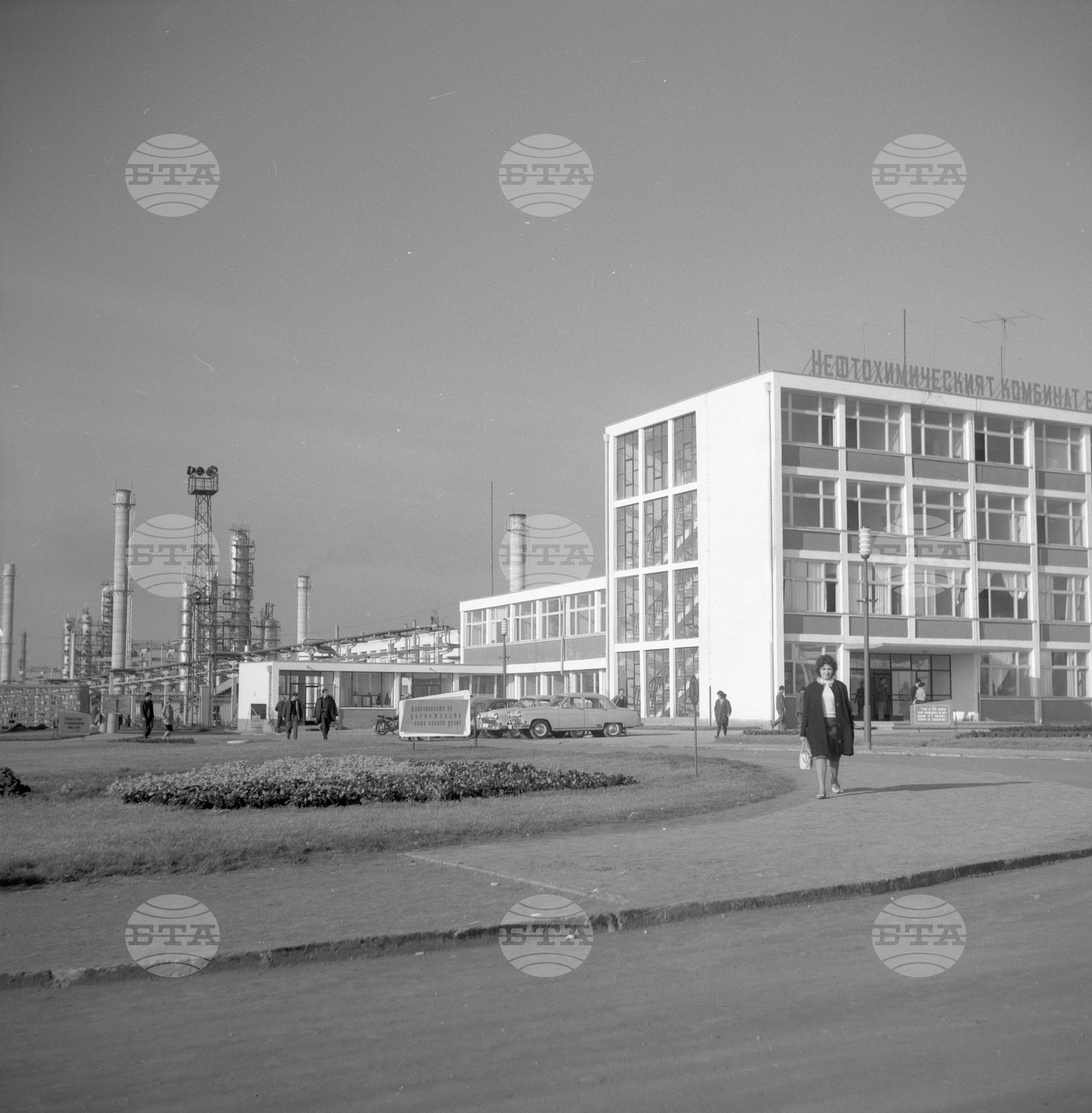 Преди пускането в действие на II-ра атмосферна инсталация на Нефтопреработвателния завод край Бургас