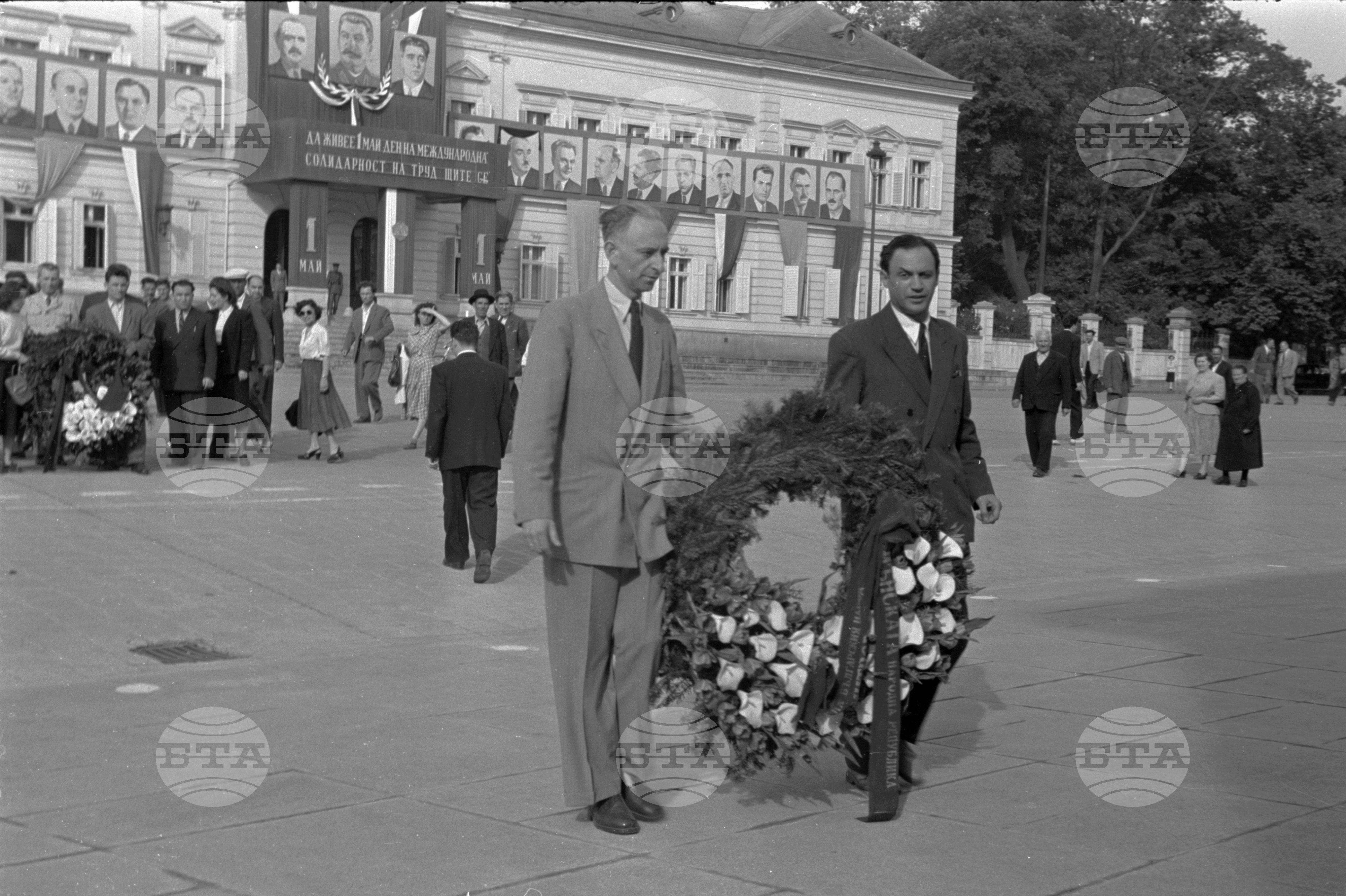Полагане венци пред Мавзолея на Георги Димитров и гроба на Васил Коларов от Търговската делегация на НР Румъния