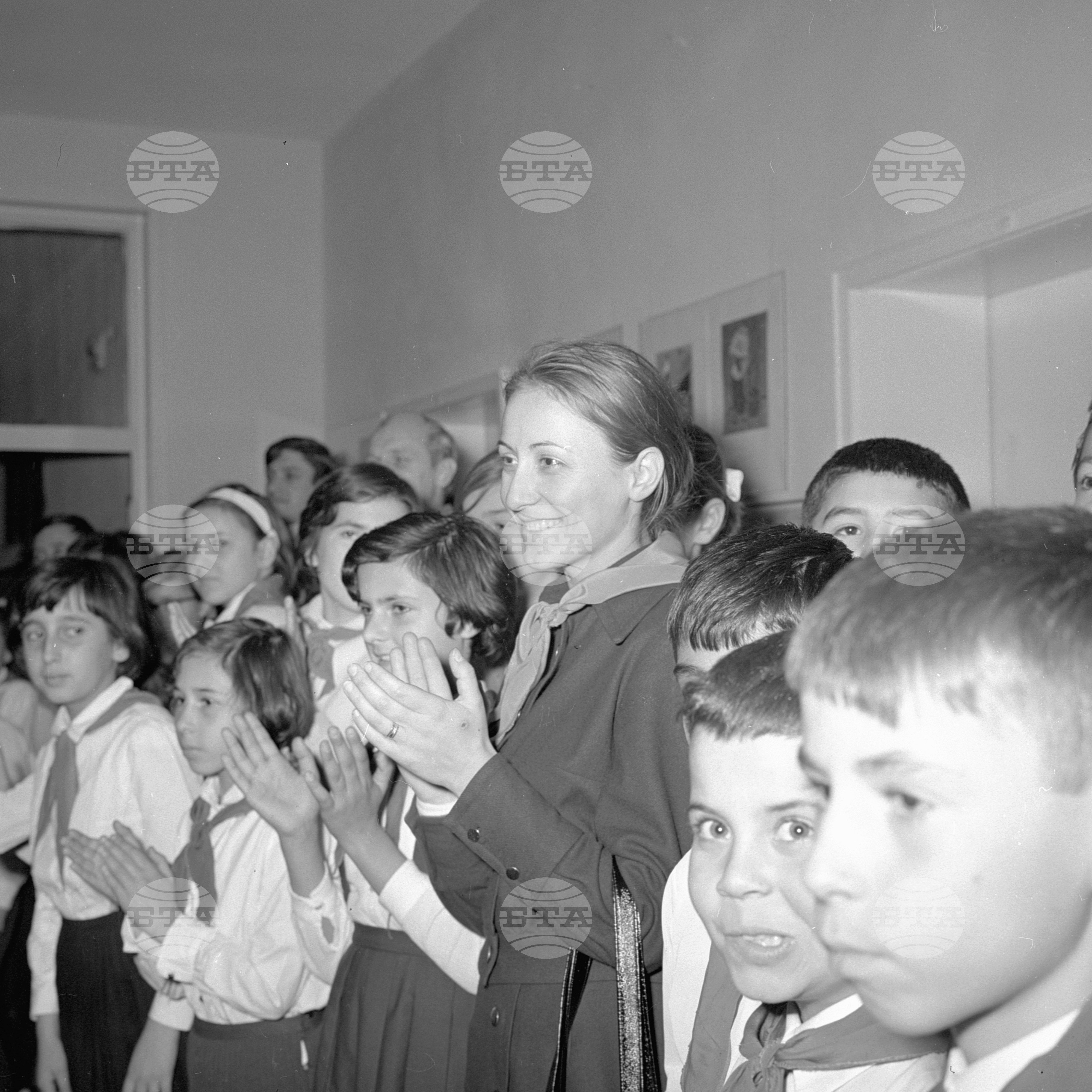 Среща на Нешка Робева и заслужилия майстор на спорта от отбора ни по хокей В. Александров с пионери от 73-то училище