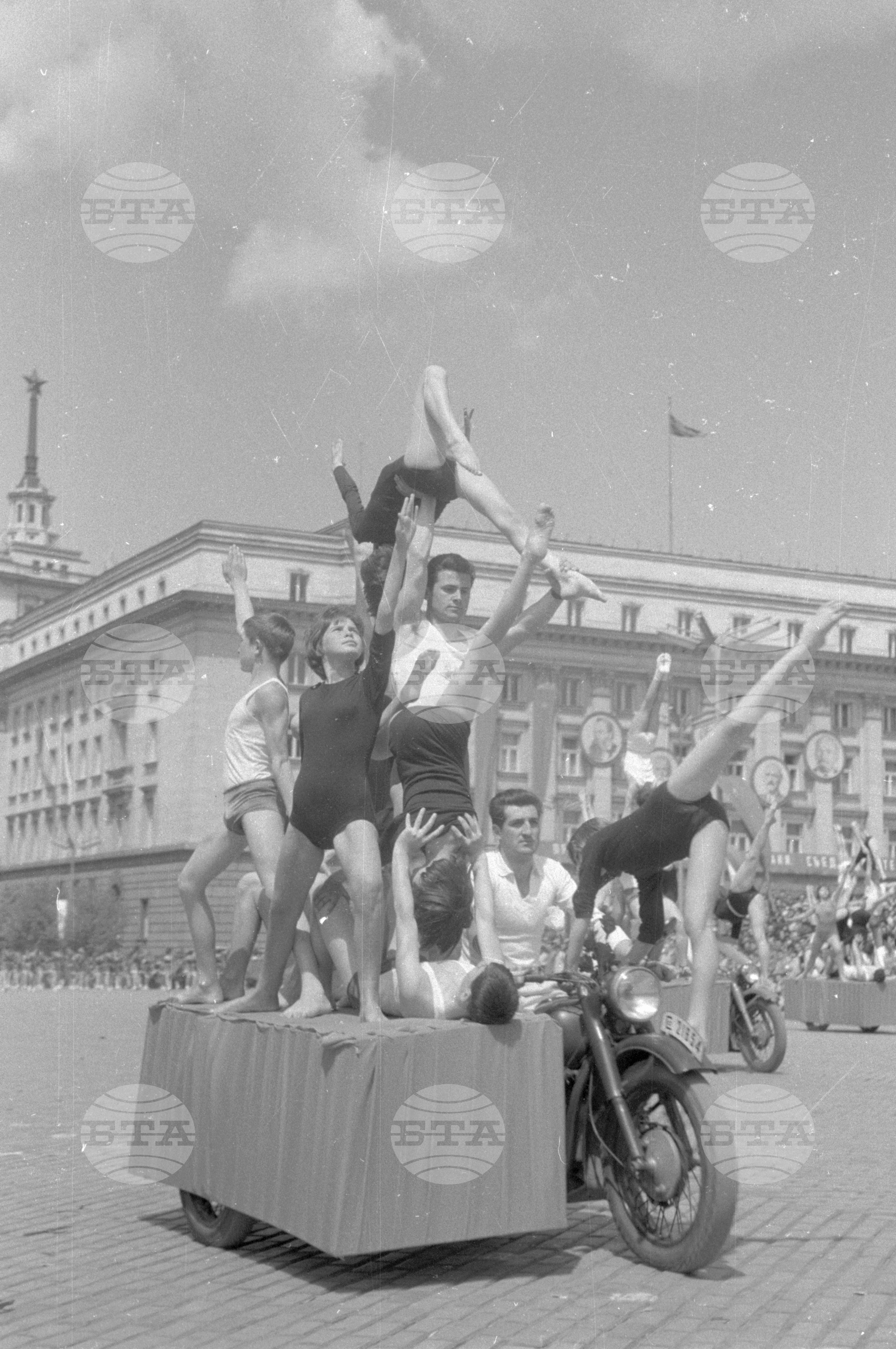Първомайска манифестация в столицата 1962г. част 4