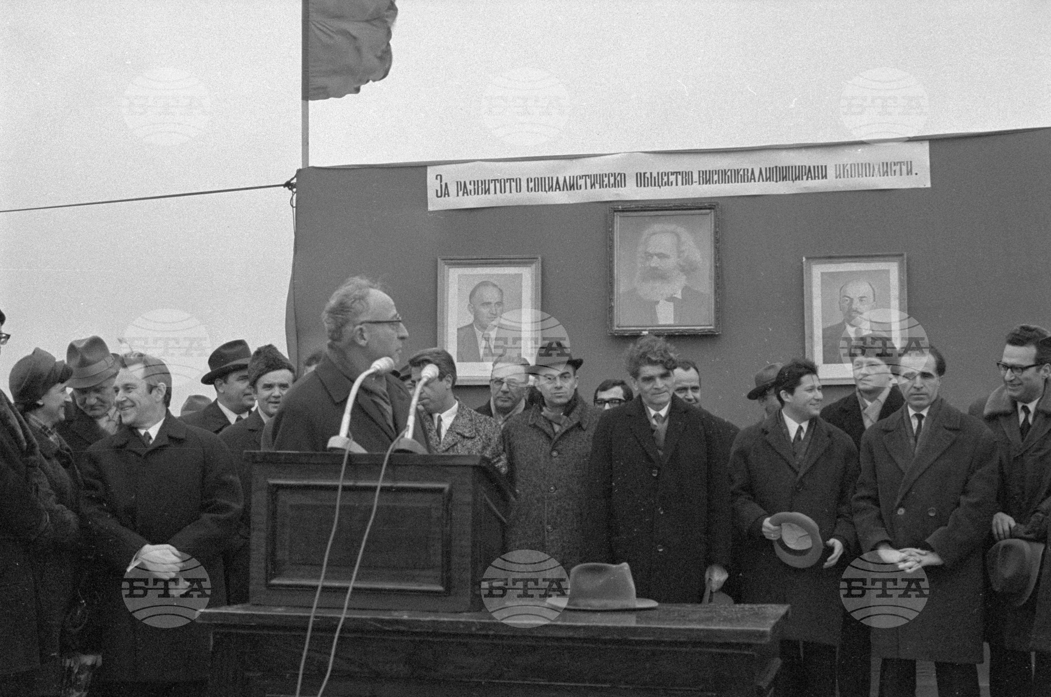 Пеко Таков прави първа копка на Висш Икономически Институт "Карл Маркс"