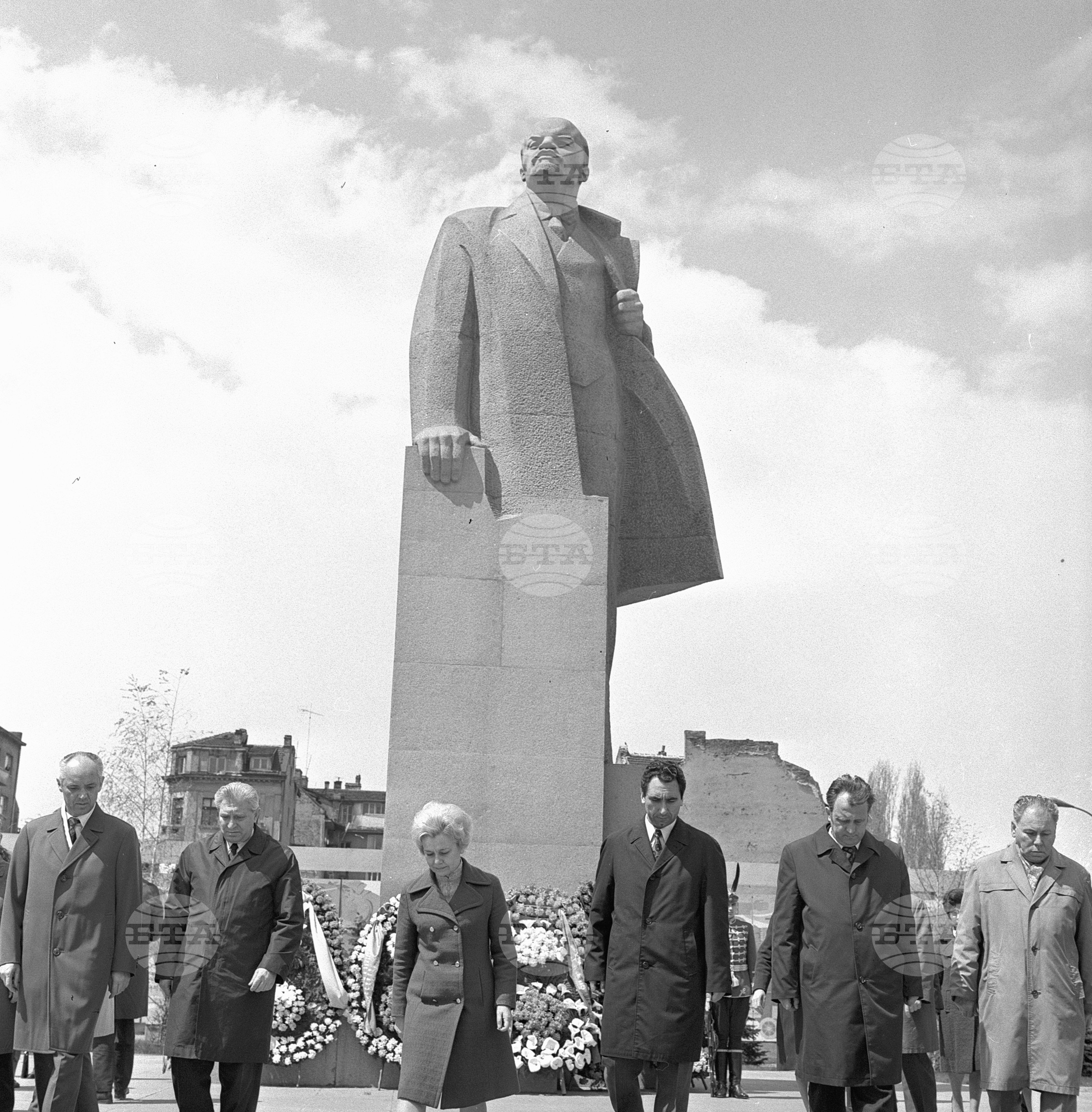 Венци пред паметника на Ленин