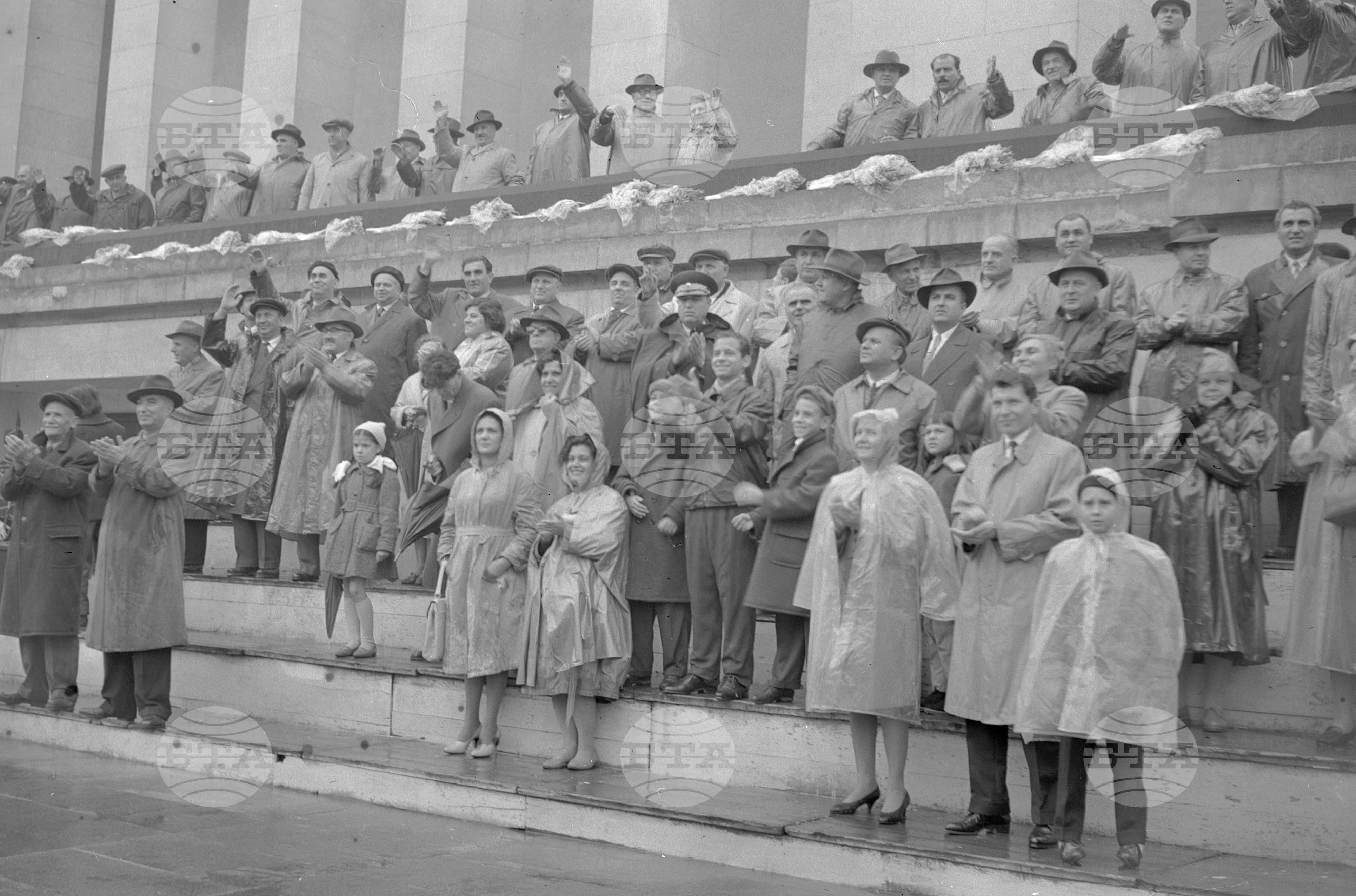Величествената манифестация на трудещите се в София по случай 44-годишнината от Октомврийската социалистическа революция