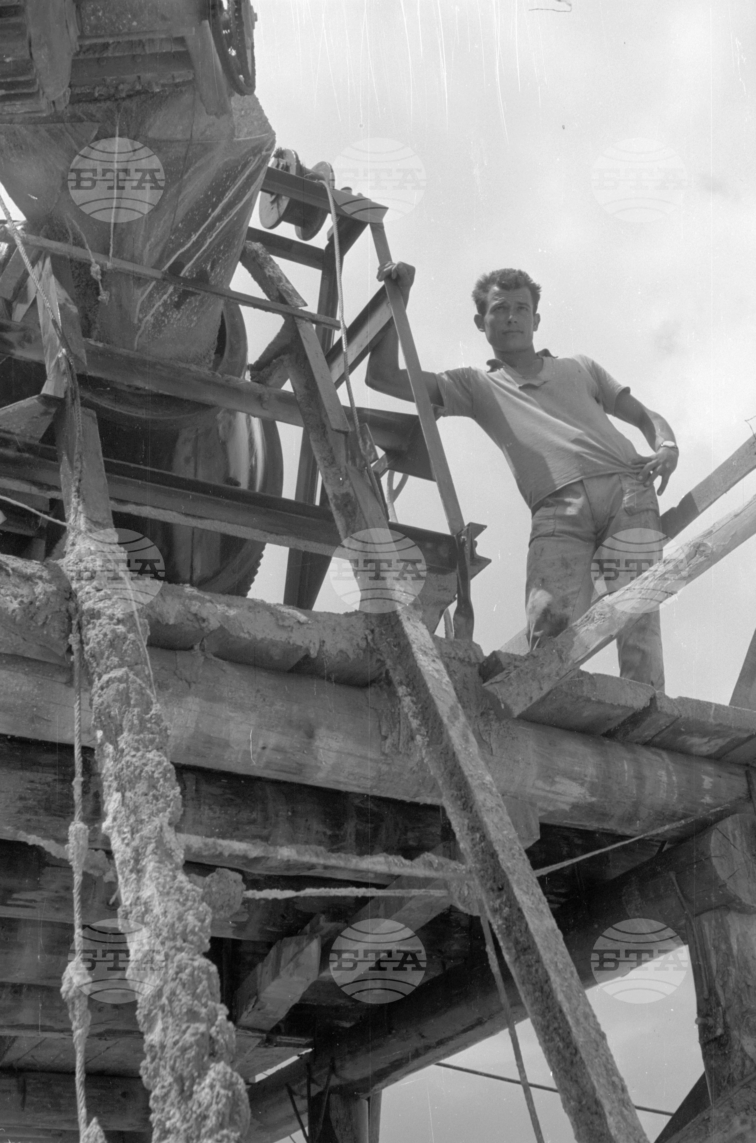 Из строежа на Кремиковския металургичен комбинат 1963 година