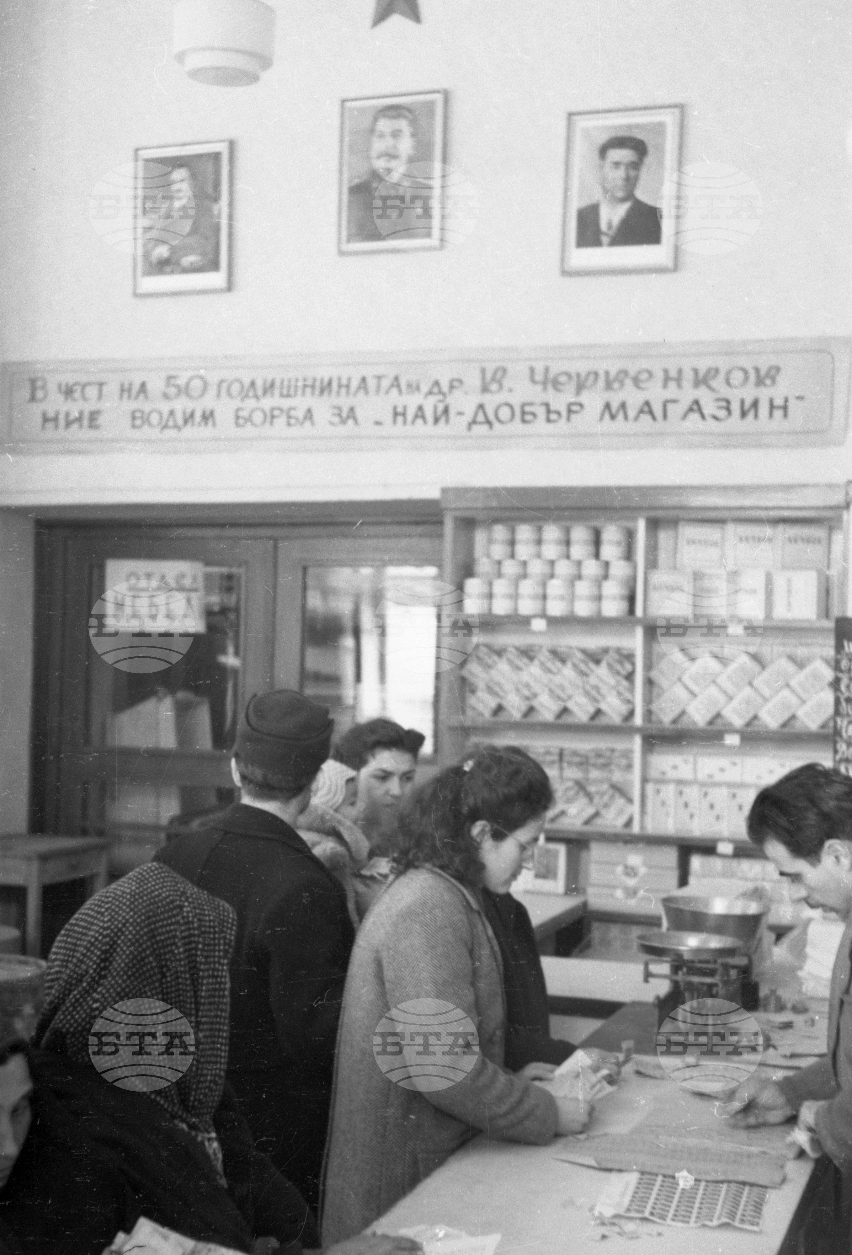 В хранителен магазин пълен с пазаруващи клиенти за новогодишните празници