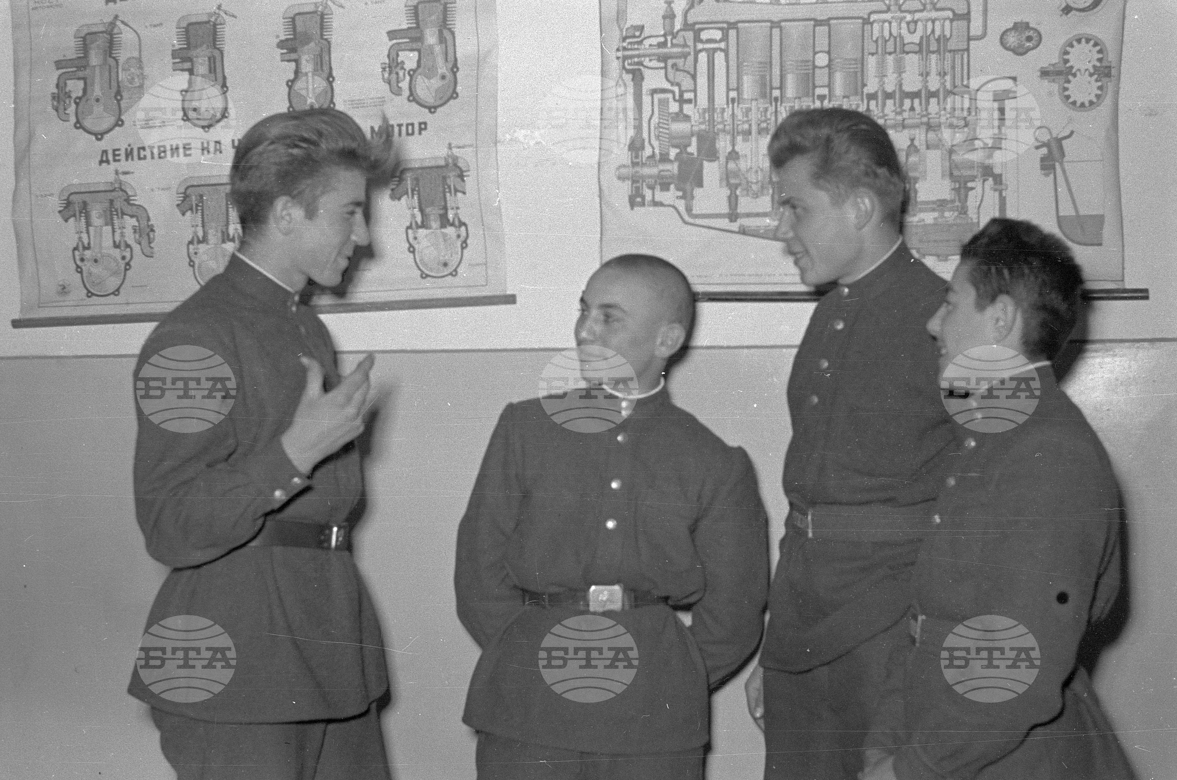 Възпитаници от заводско училище при завод 12 (завод "Средец")