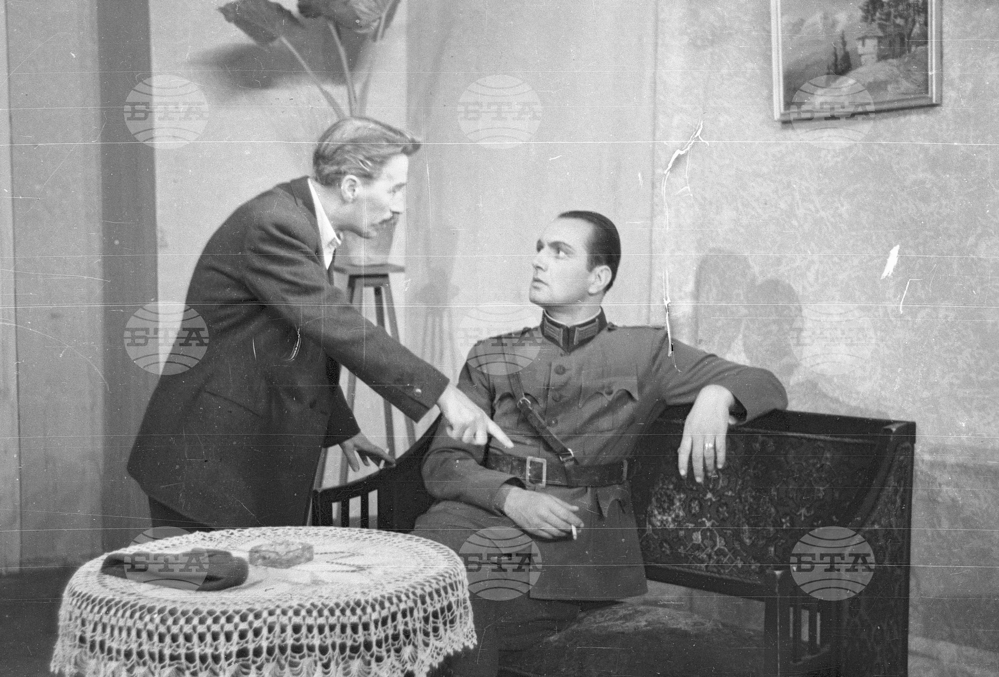 Театрална постановка  "Разузнаване" на Лозан Стрелков и режисьор Стефан Сърчаджиев в Народния театър, 1951