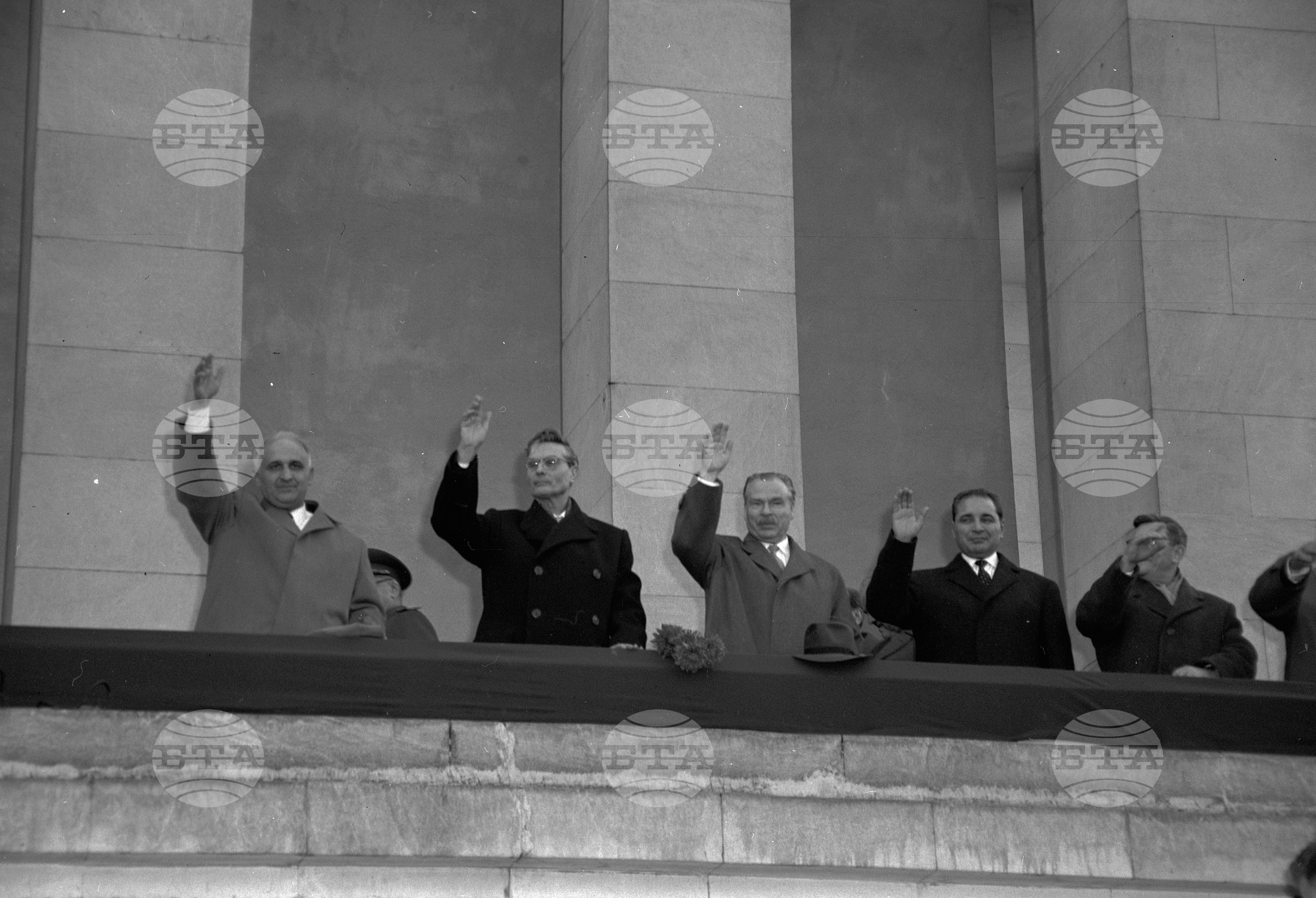 Многохиляден митинг в столицата по случай завършването на Осмия Конгрес на Българската комунистическа партия