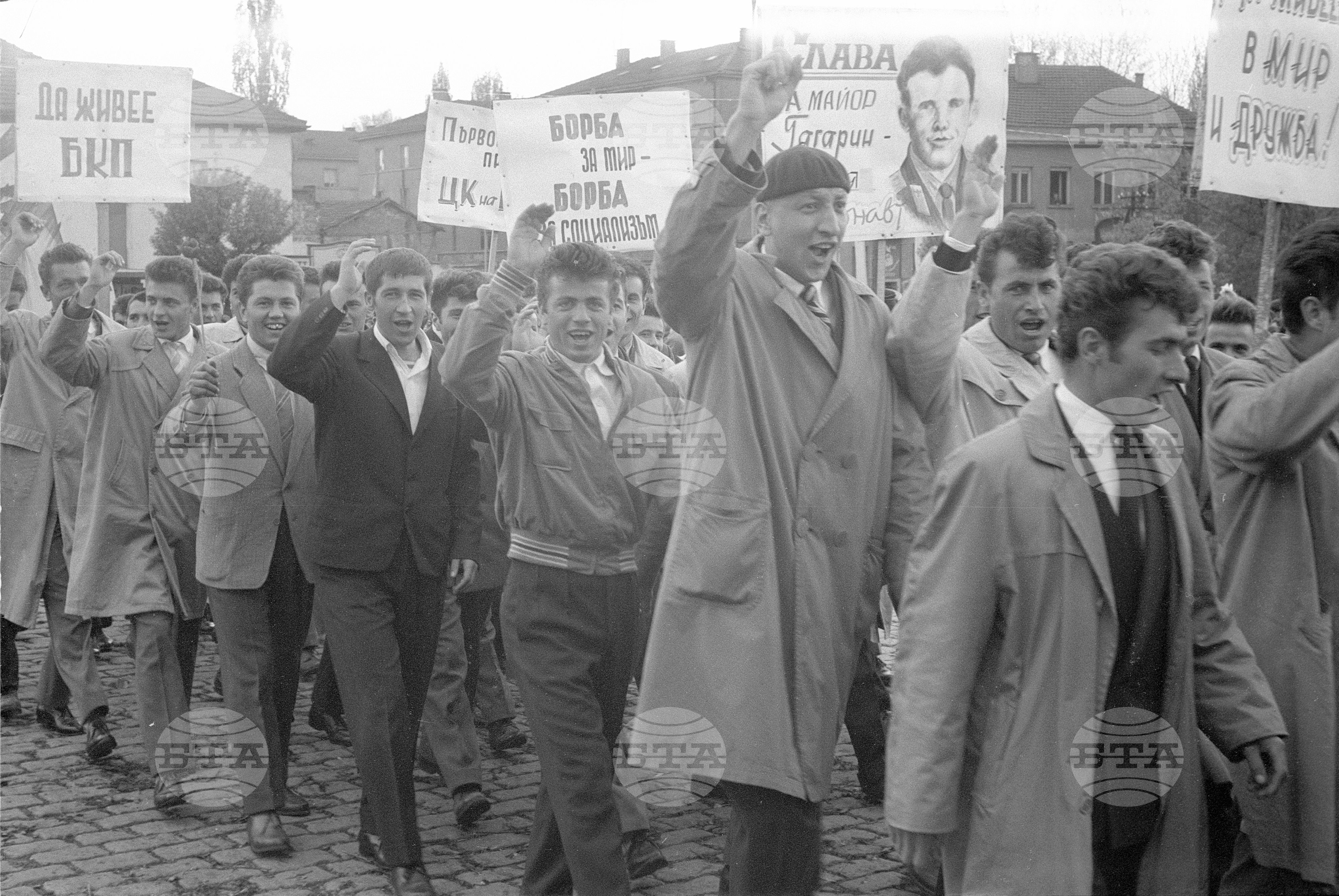Първомайската манифестация на трудещите се в Димитрово (днес Перник) част 2