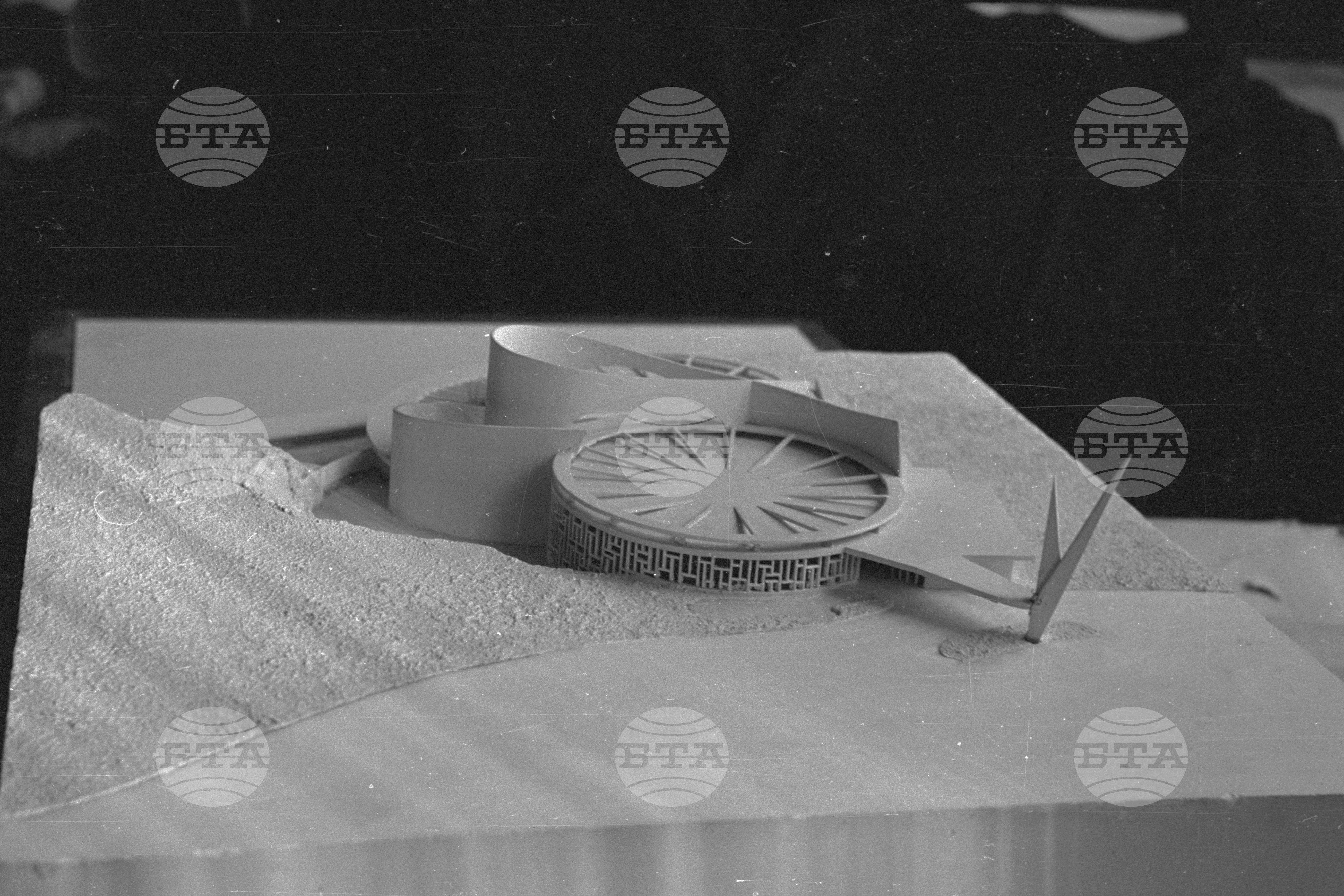 Репродукция - България строи в чужбина