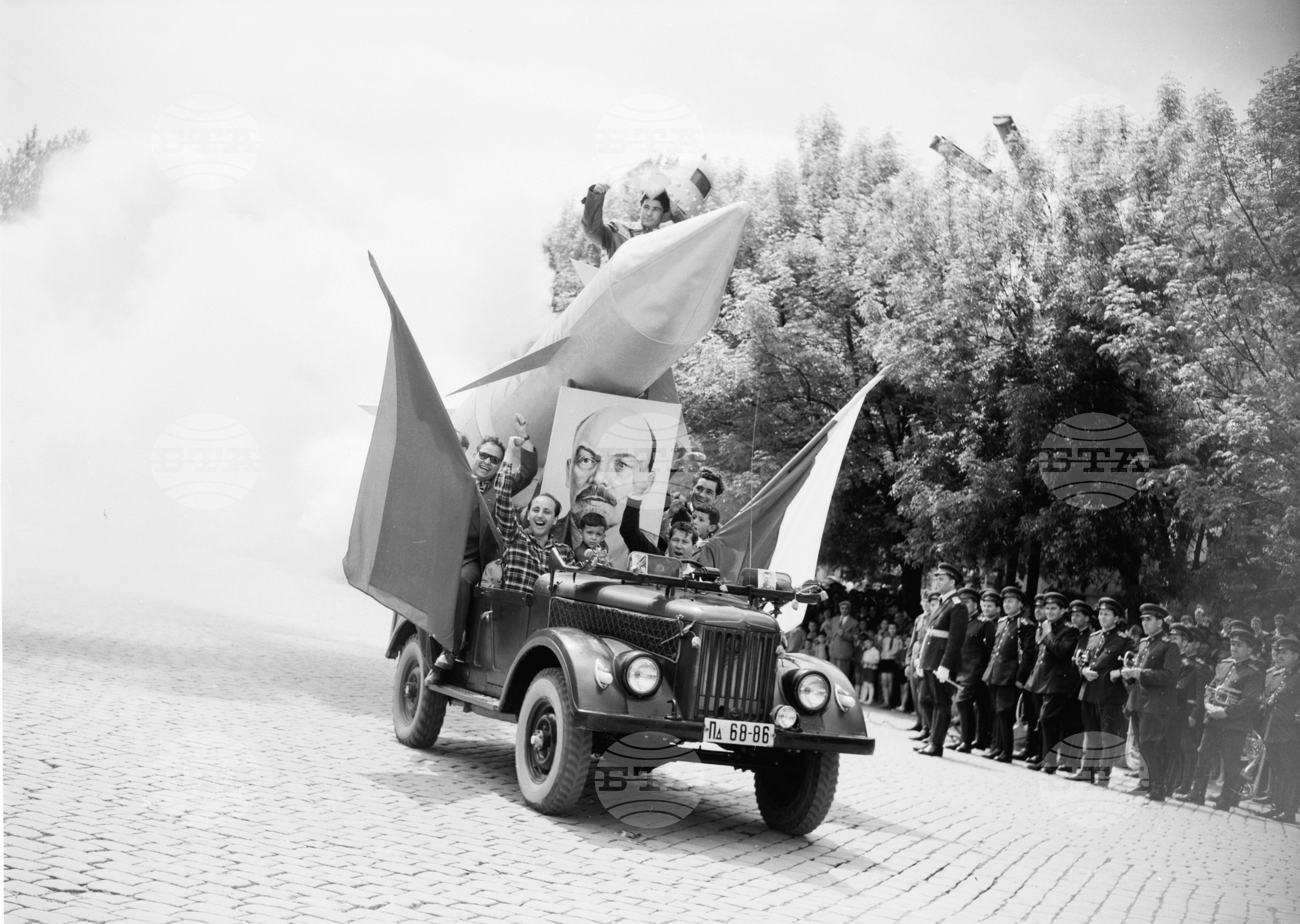 Величествената първомайска манифестация на трудещите се в Пловдив (1961) част 4