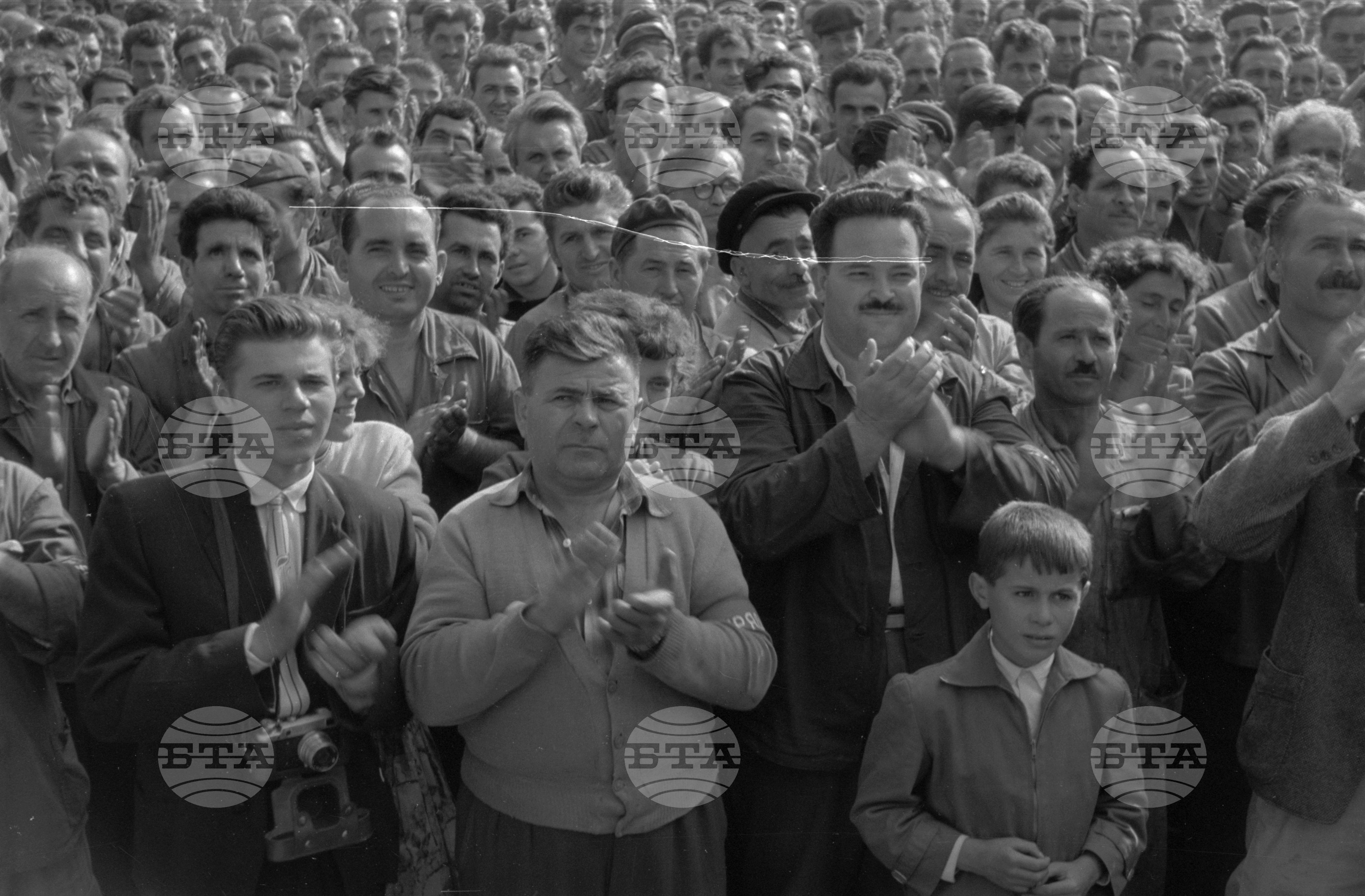 Ентусиазираният митинг в Корабостроителния завод "Георги Димитров" във Варна