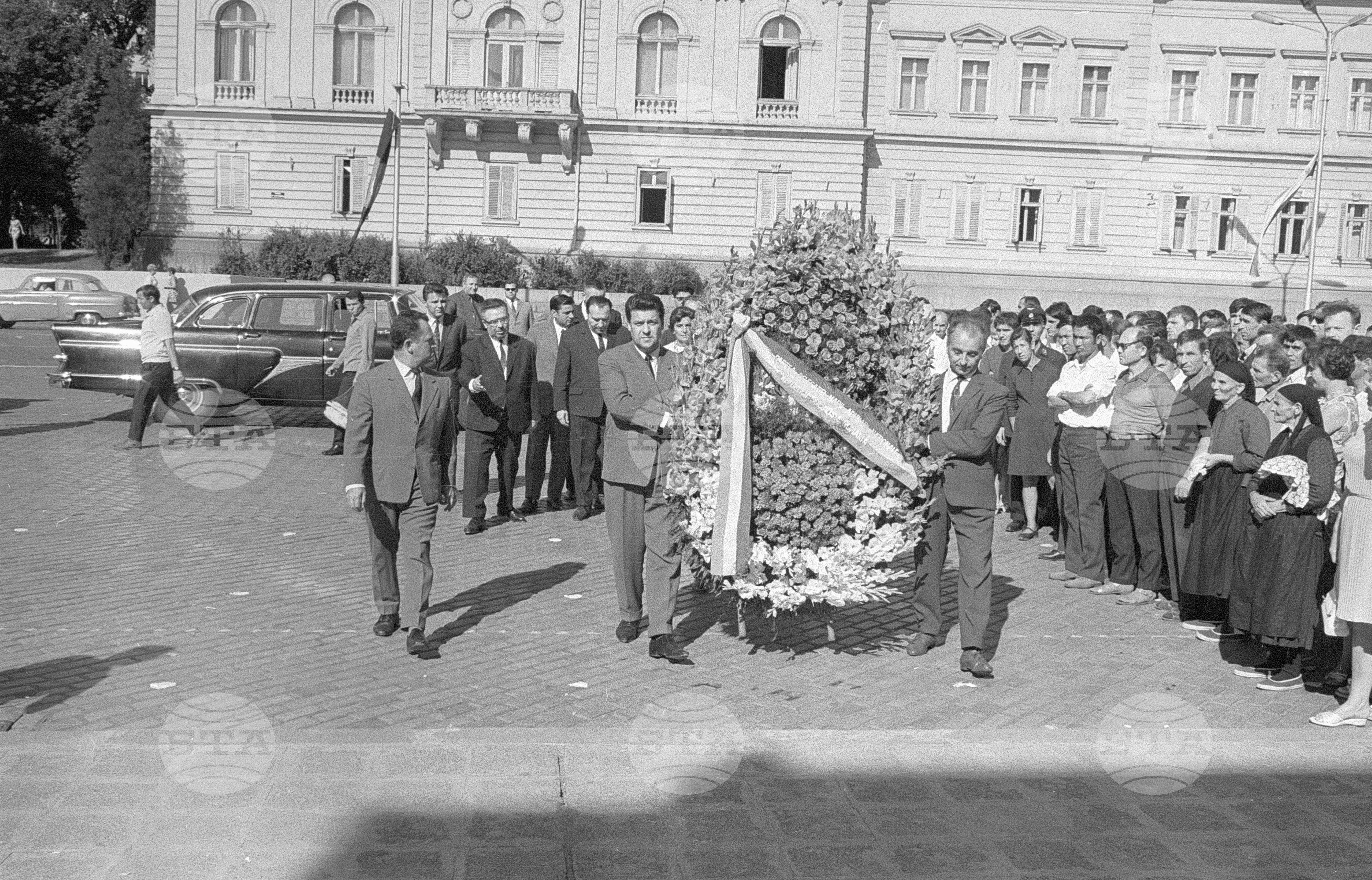Румънската парламентарна делегация положи венец пред Мавзолея на Георги Димитров