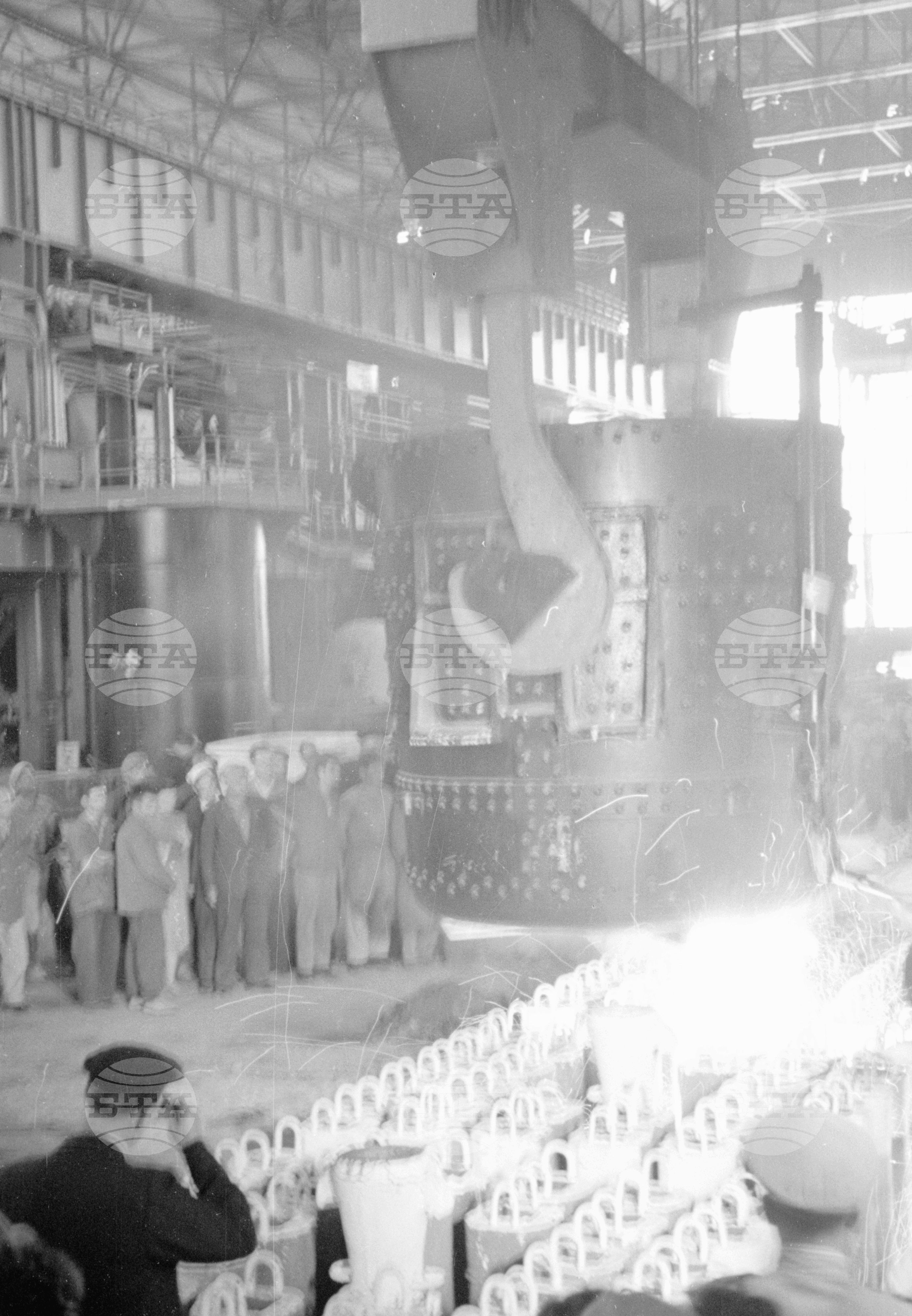 Държавен металургичен завод „Ленин“ - 1953 година - отливане на първата родна стомана