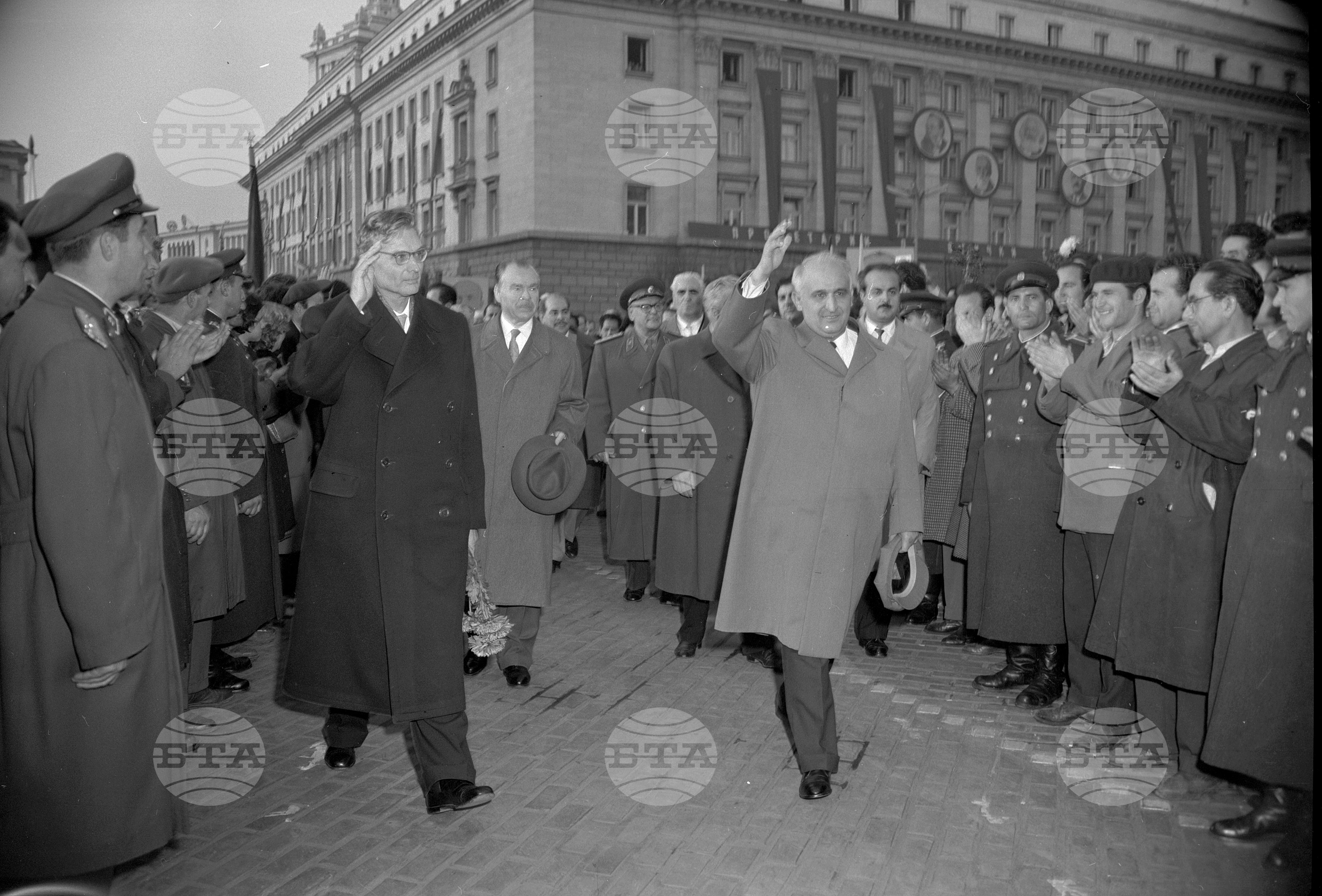 Многохиляден митинг в столицата по случай завършването на Осмия Конгрес на Българската комунистическа партия
