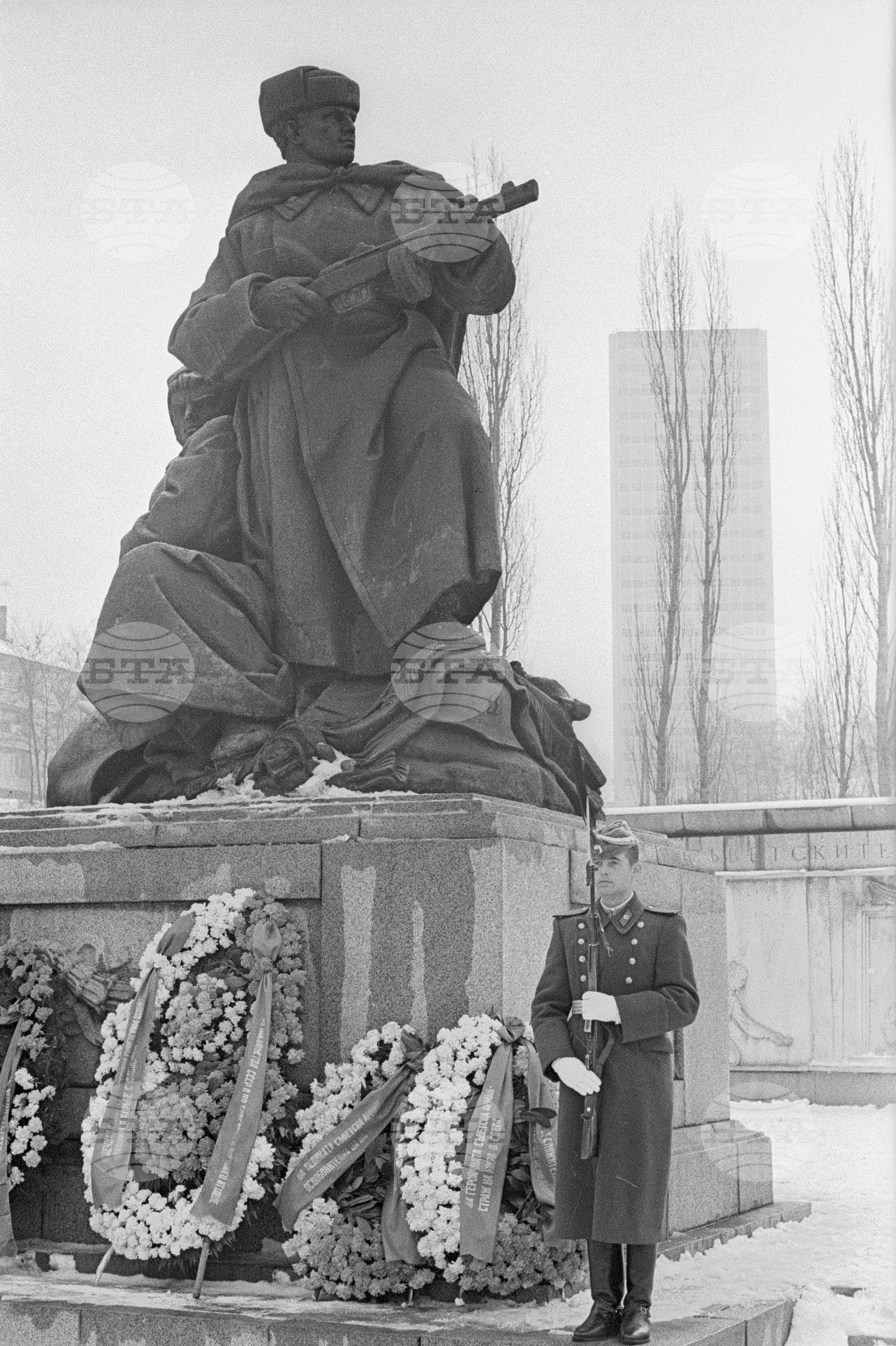 Полагане венци пред Паметника-костница в кв."Лозенец"