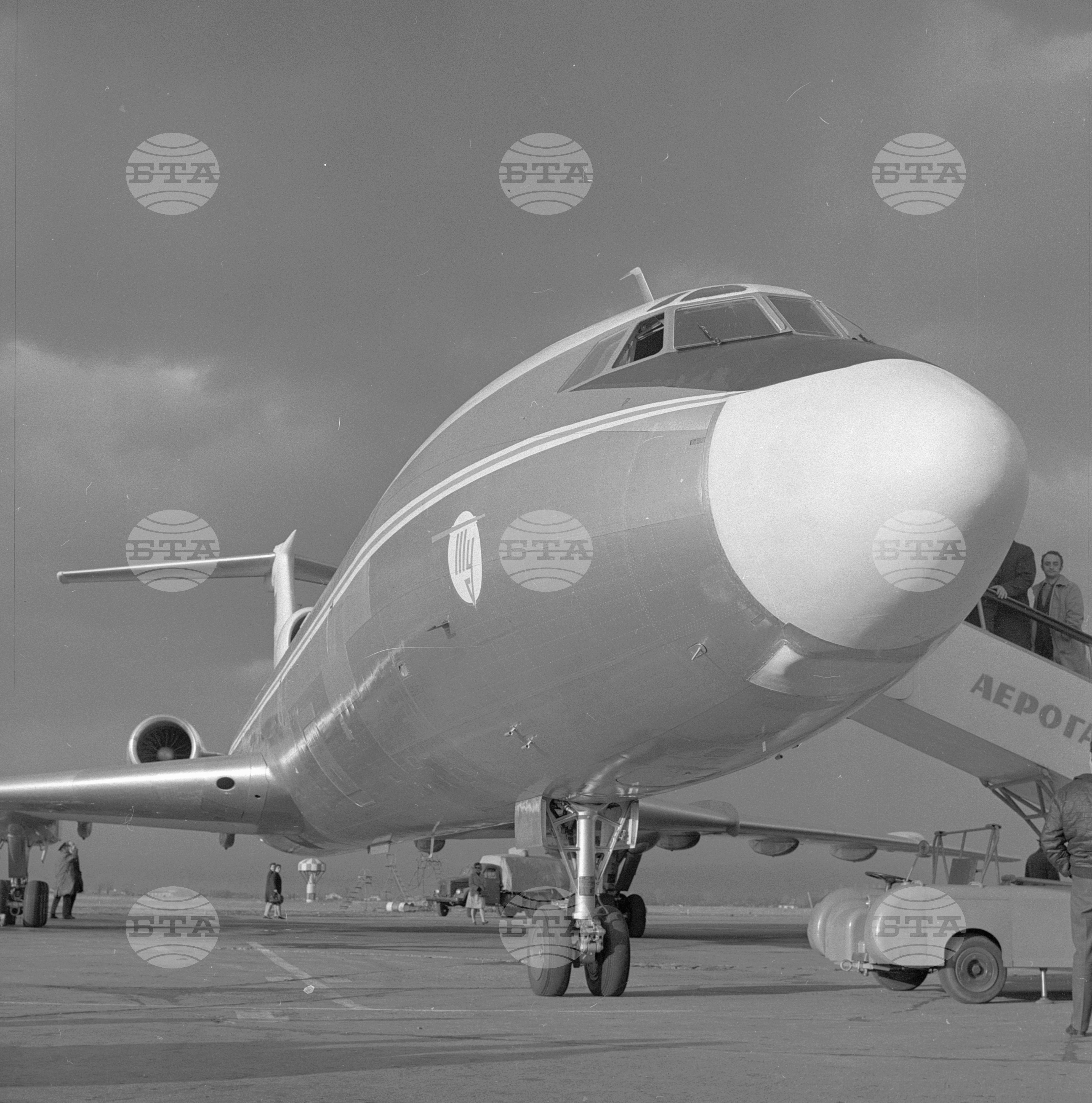 На Софийското летище "стъпи" съветският самолет "ТУ-154"