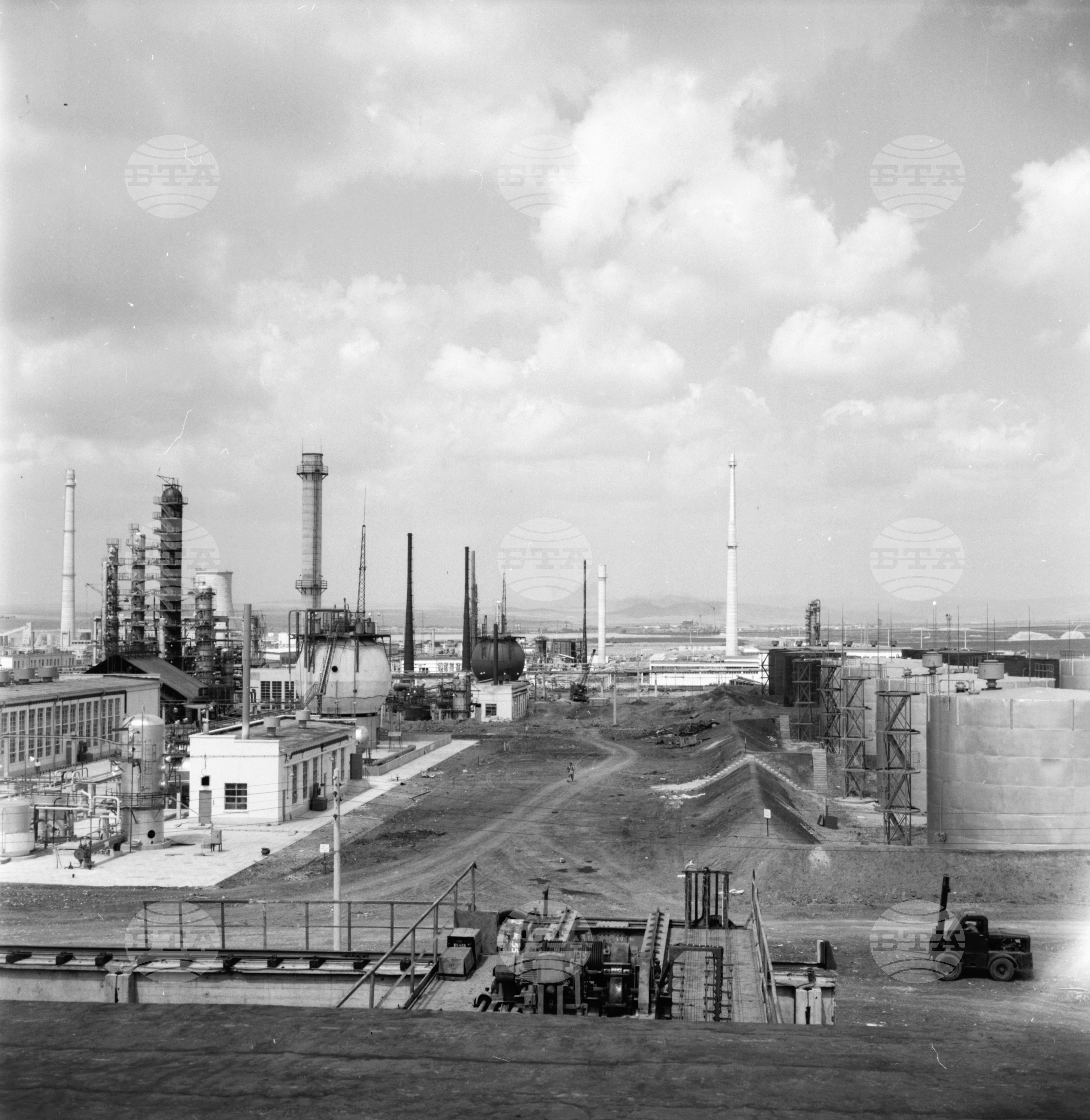 Нефтопреработвателния завод 1963 година