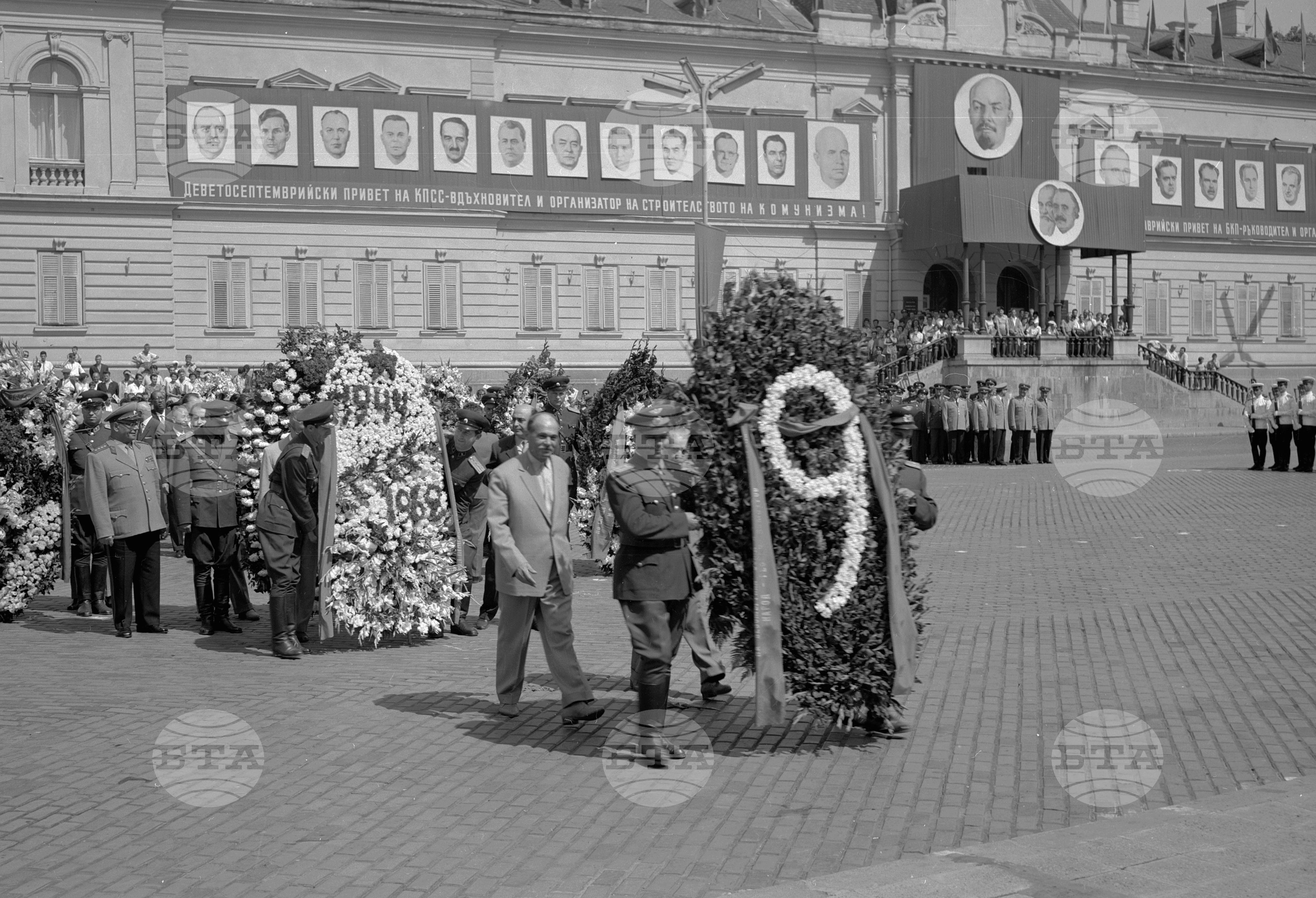 Полагане венци пред мавзолея на Георги Димитров и Паметника на Съветската армия