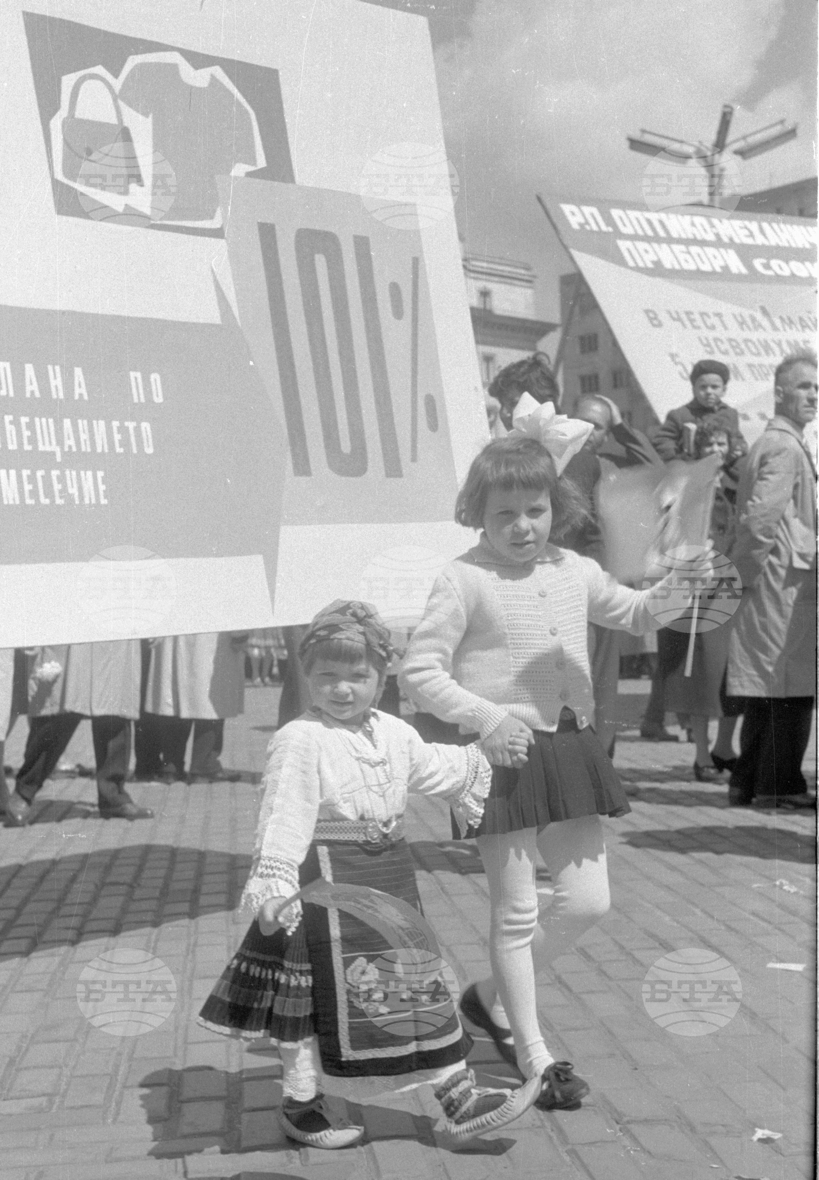 Първомайска манифестация в столицата 1962г. част 4