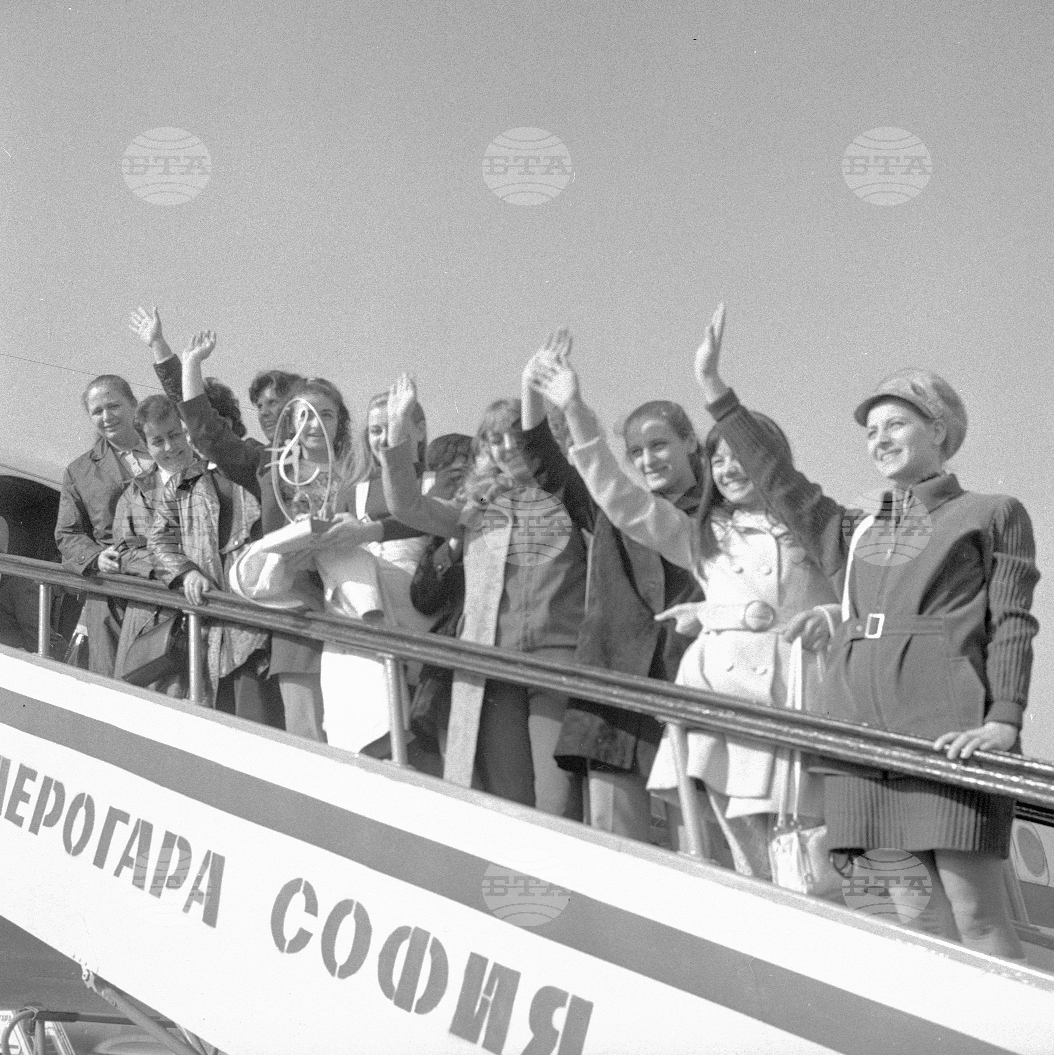 Посрещане на аерогара София на българските гимнастички при завръщането им от Куба