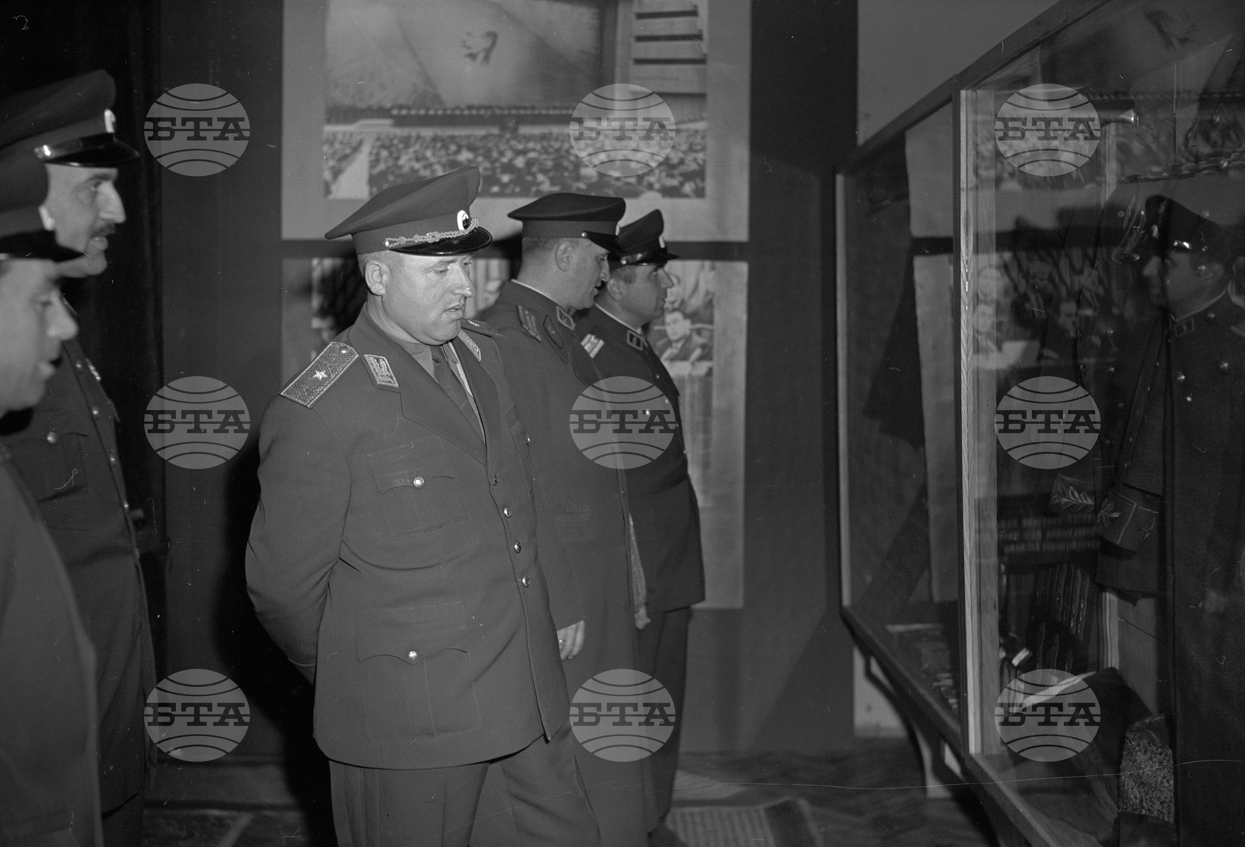 Изложба в София посветена на бойната дружба на братските армии по случай Октомврийската социалистическа революция част 2