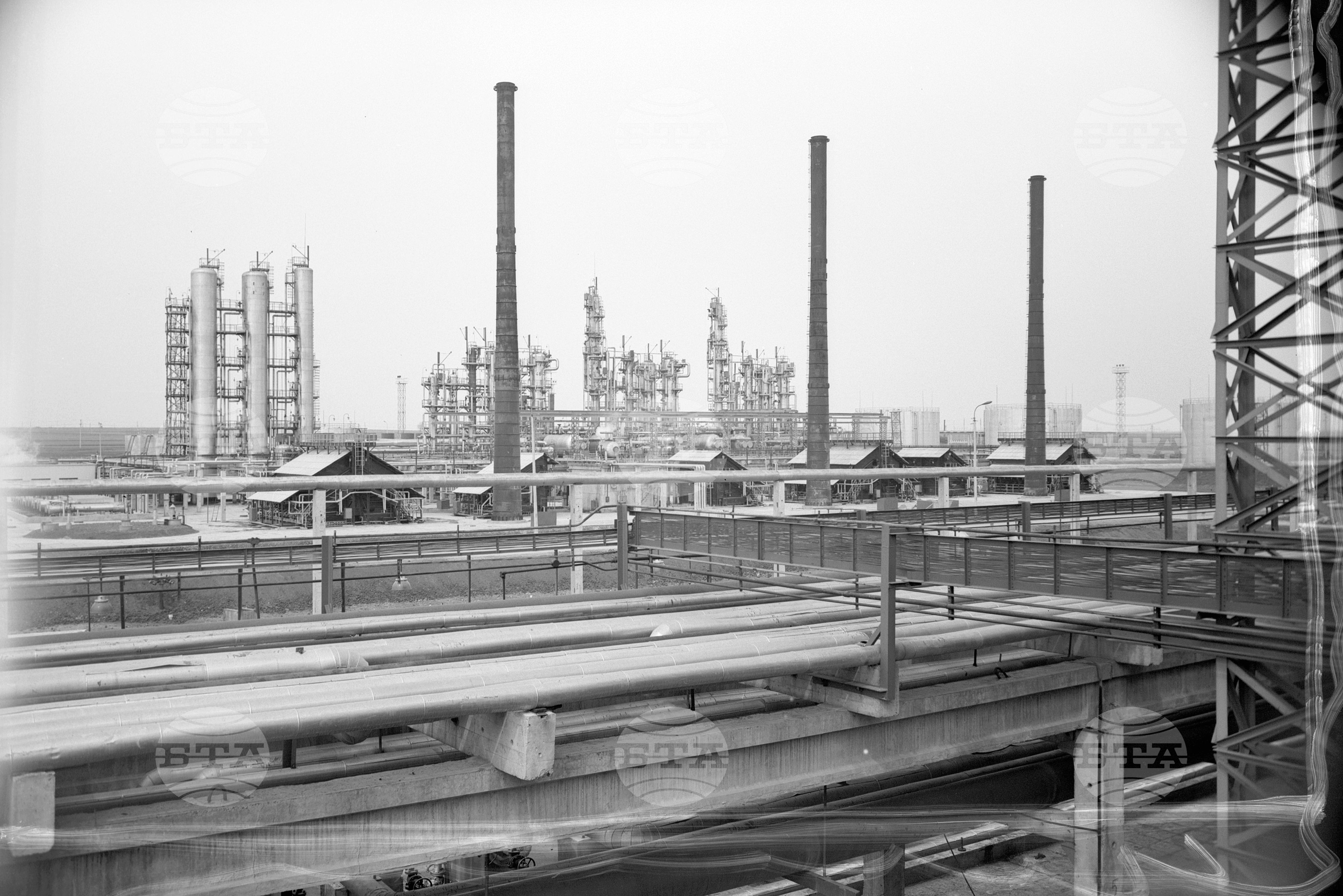 Нефтохимически комбинат край Плевен