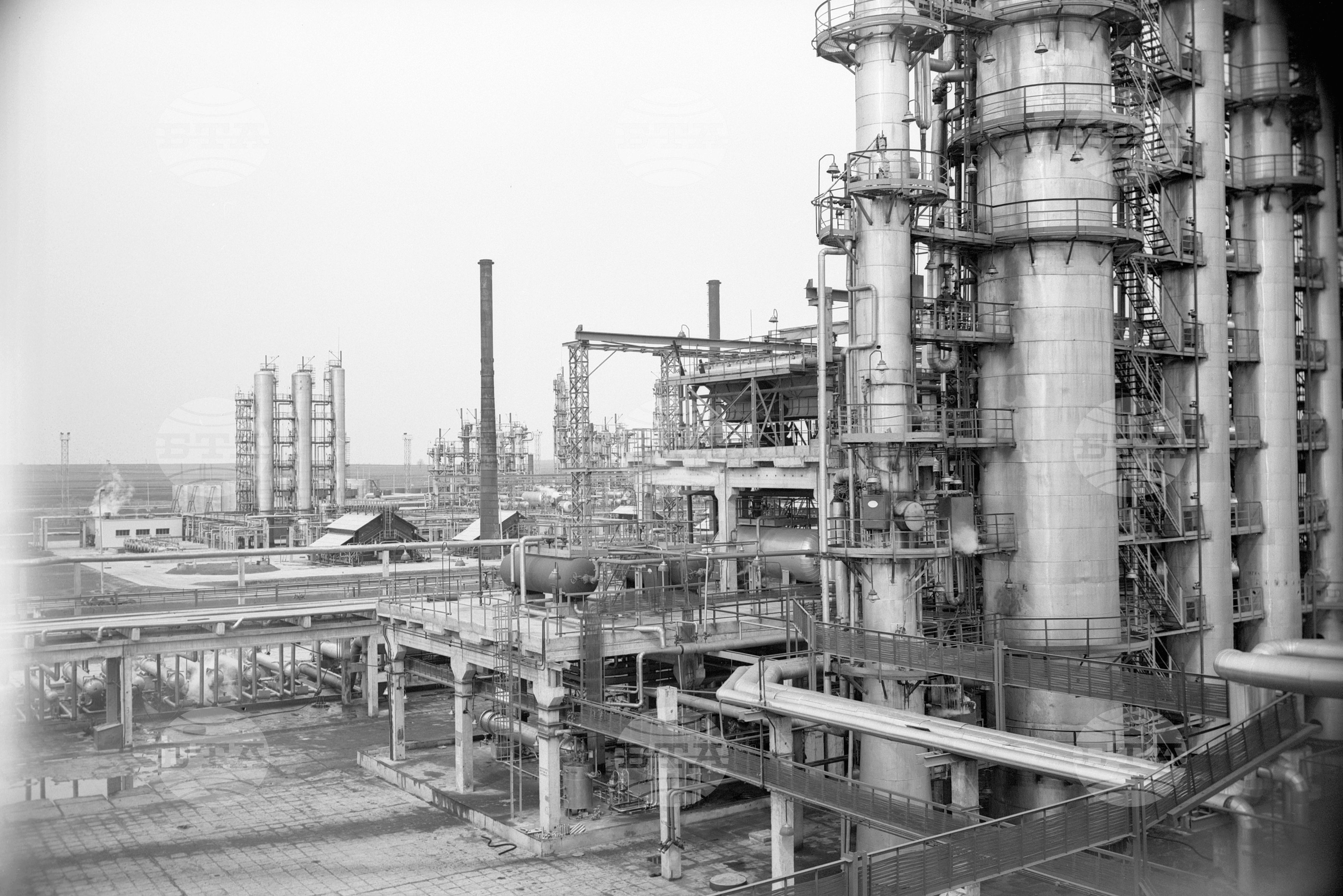 Нефтохимически комбинат край Плевен