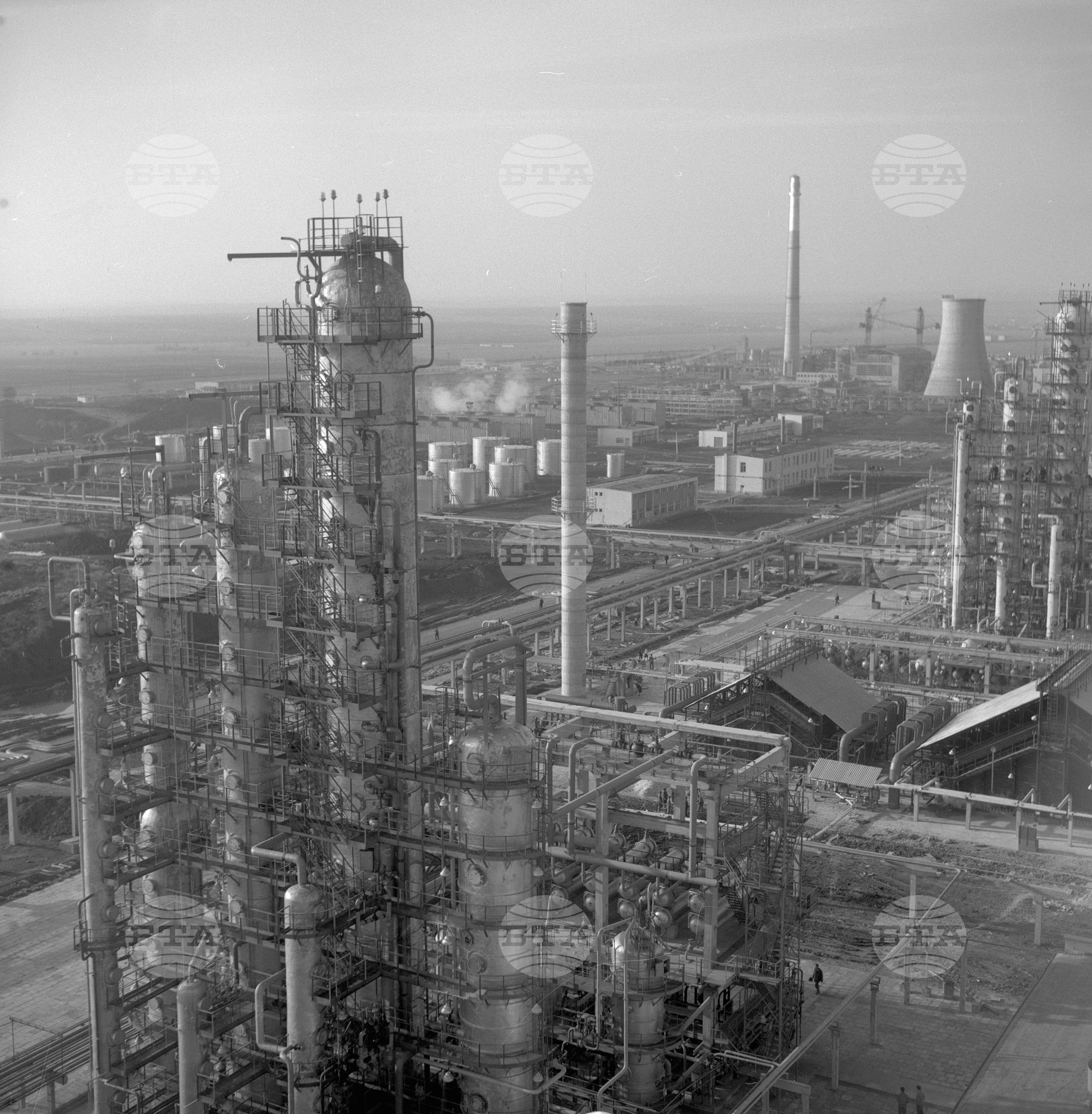 Преди пускането в действие на II-ра атмосферна инсталация на Нефтопреработвателния завод край Бургас