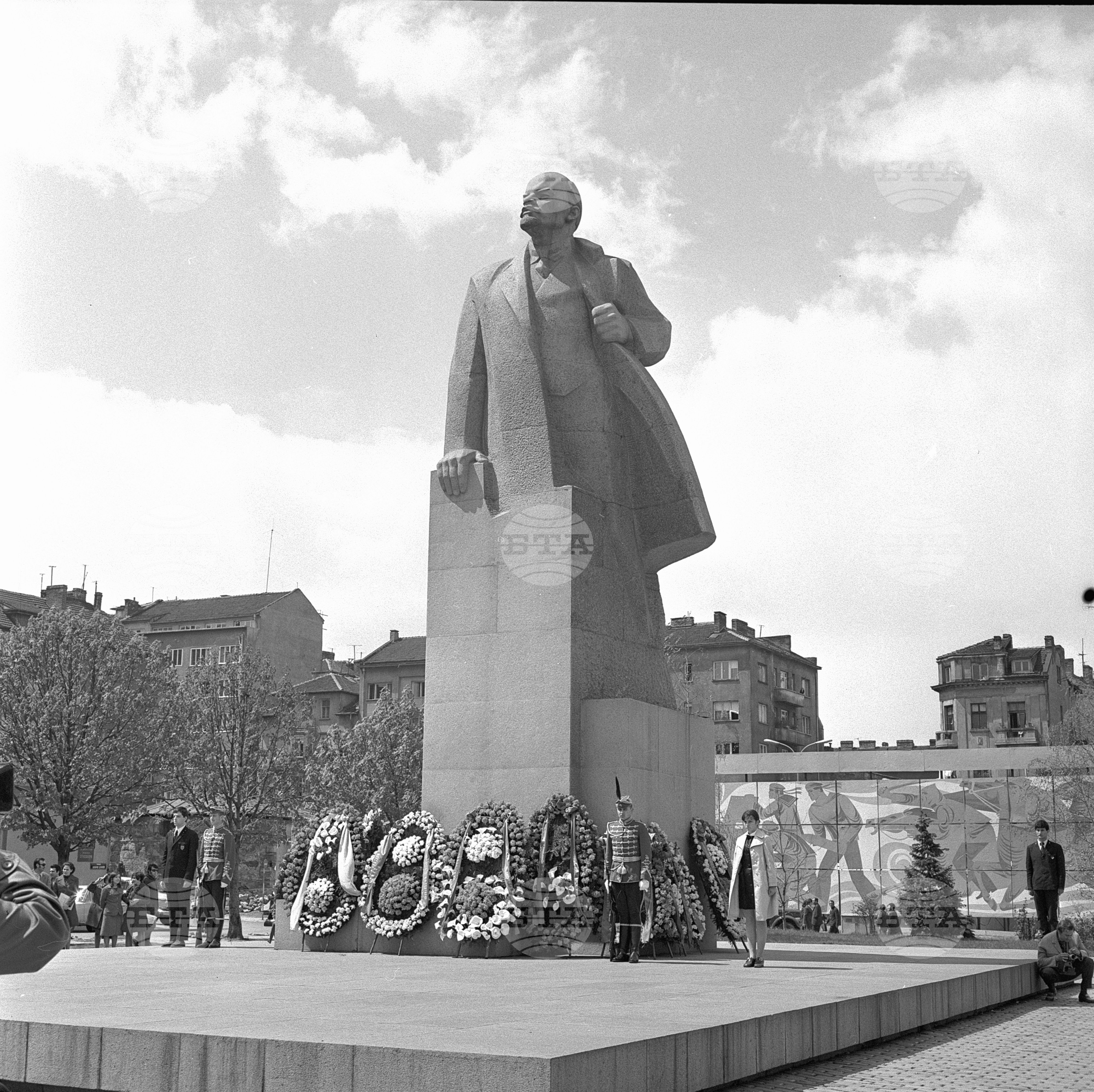 Венци пред паметника на Ленин