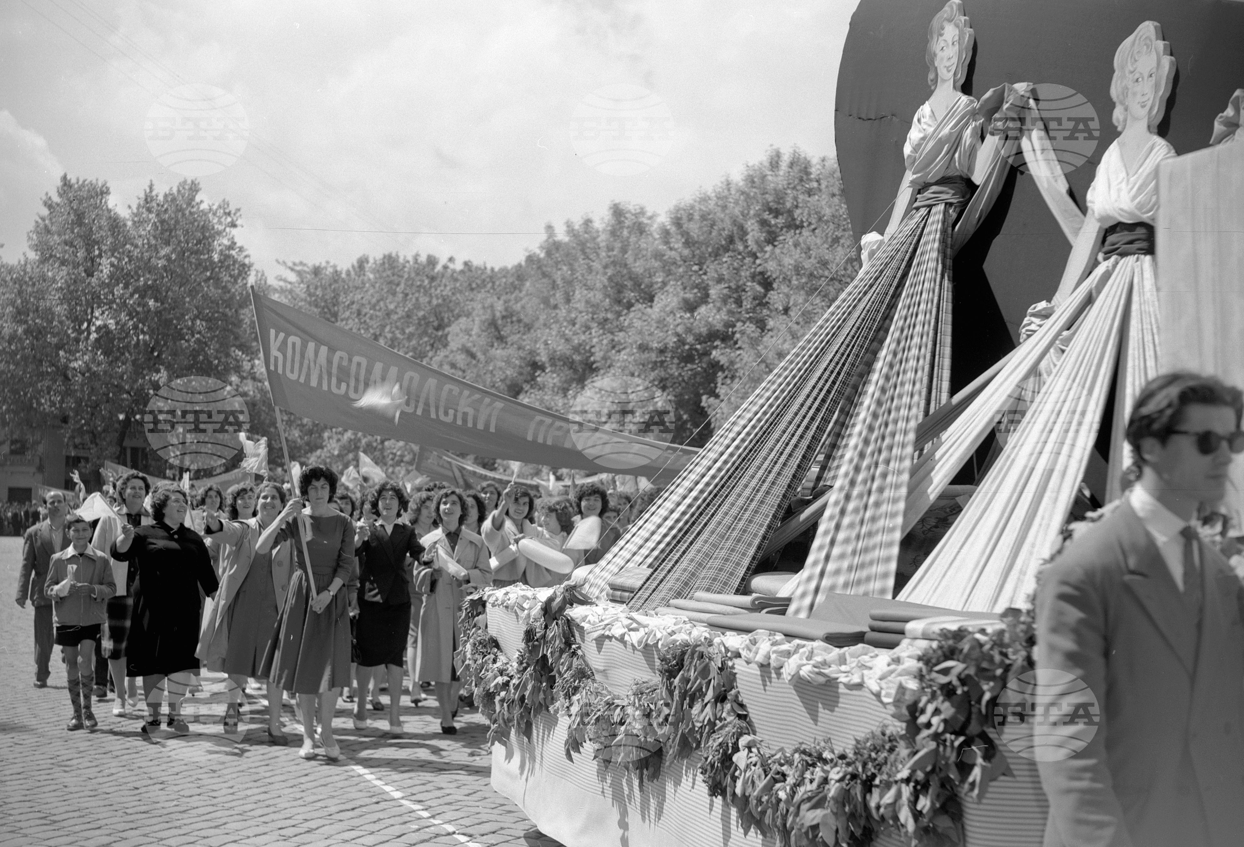 Величествената първомайска манифестация на трудещите се в Пловдив (1961)