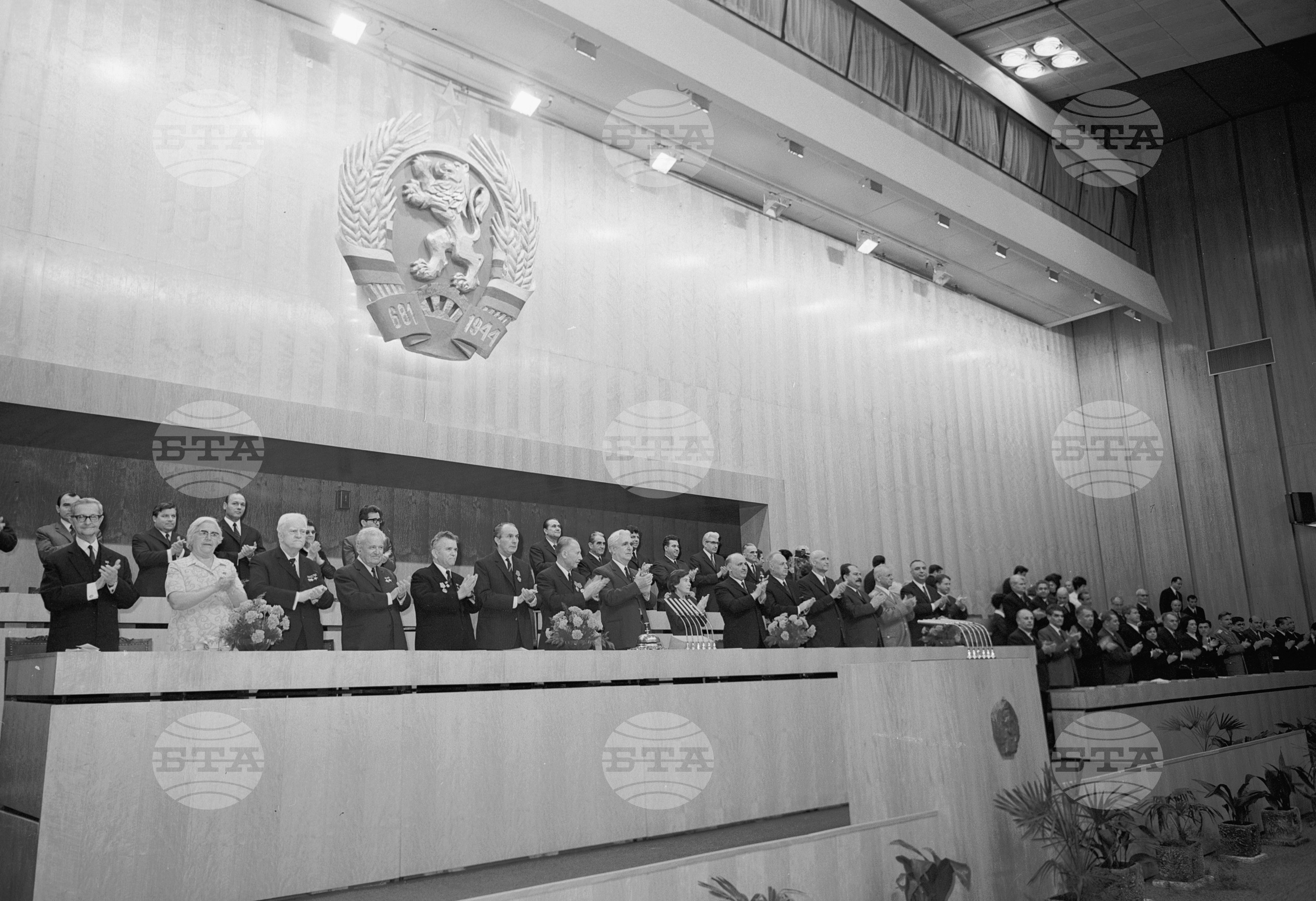 Тържествено заседание на Народното събрание за провъзгласяването на новата Конституция след обявяването на резултатите от референдума