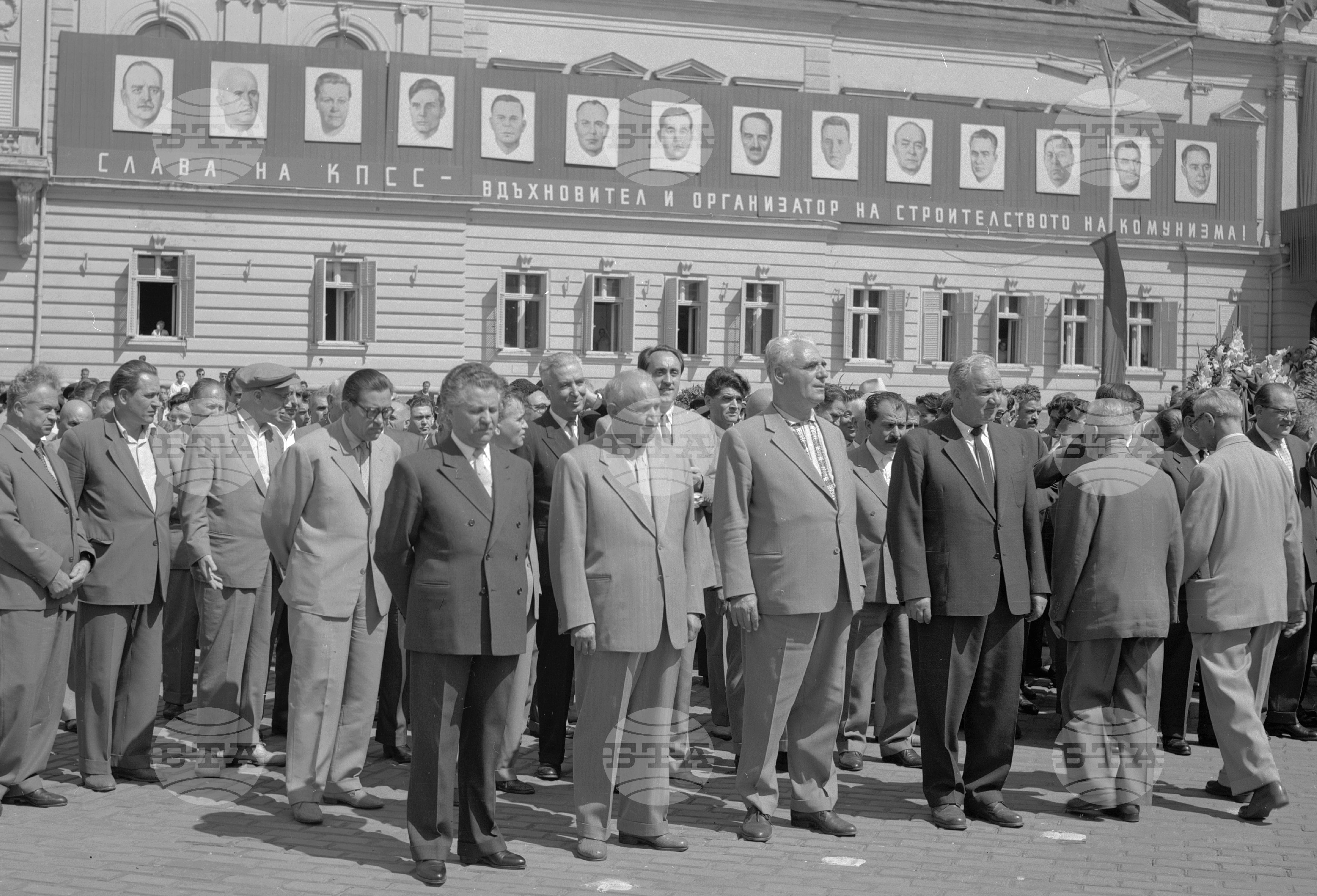 Полагане венци пред мавзолея на Георги Димитров в София