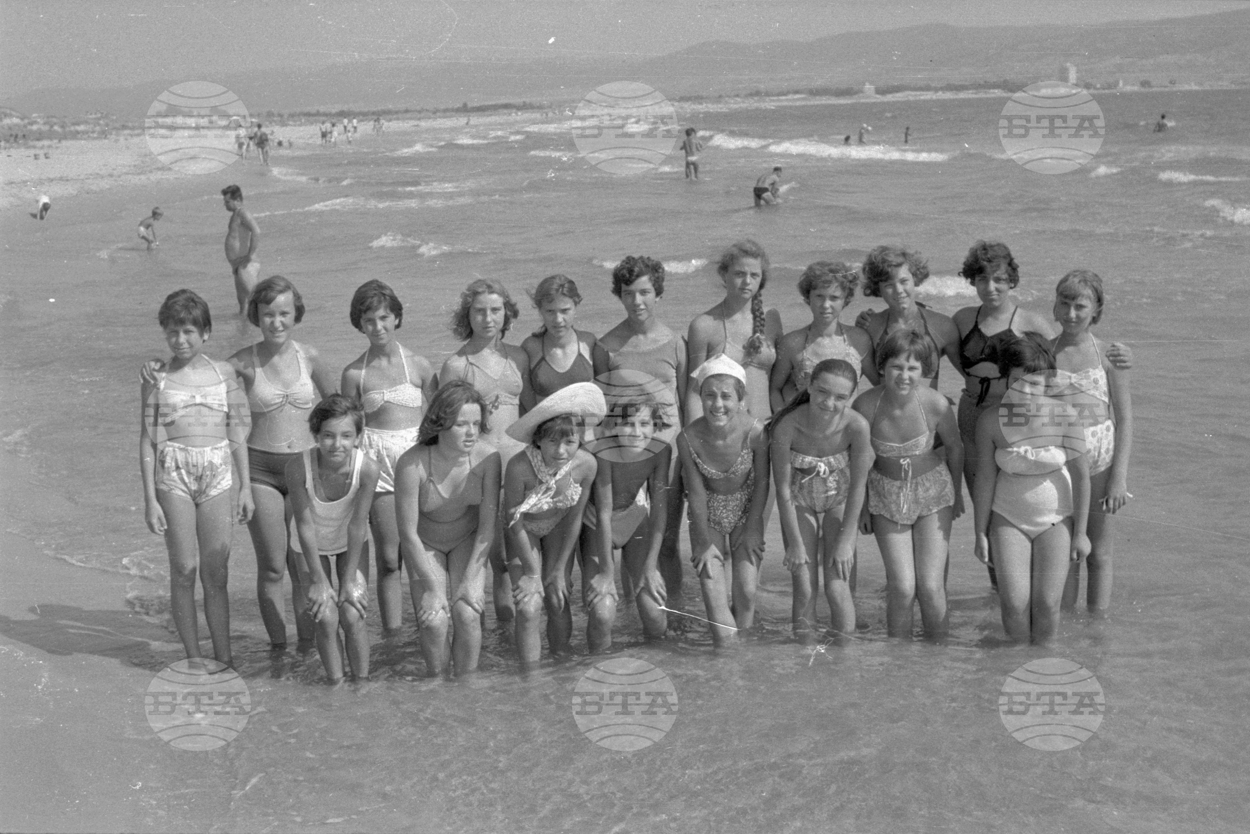 Пионери от Министерството на земеделието на плажа в Несебър 1962г