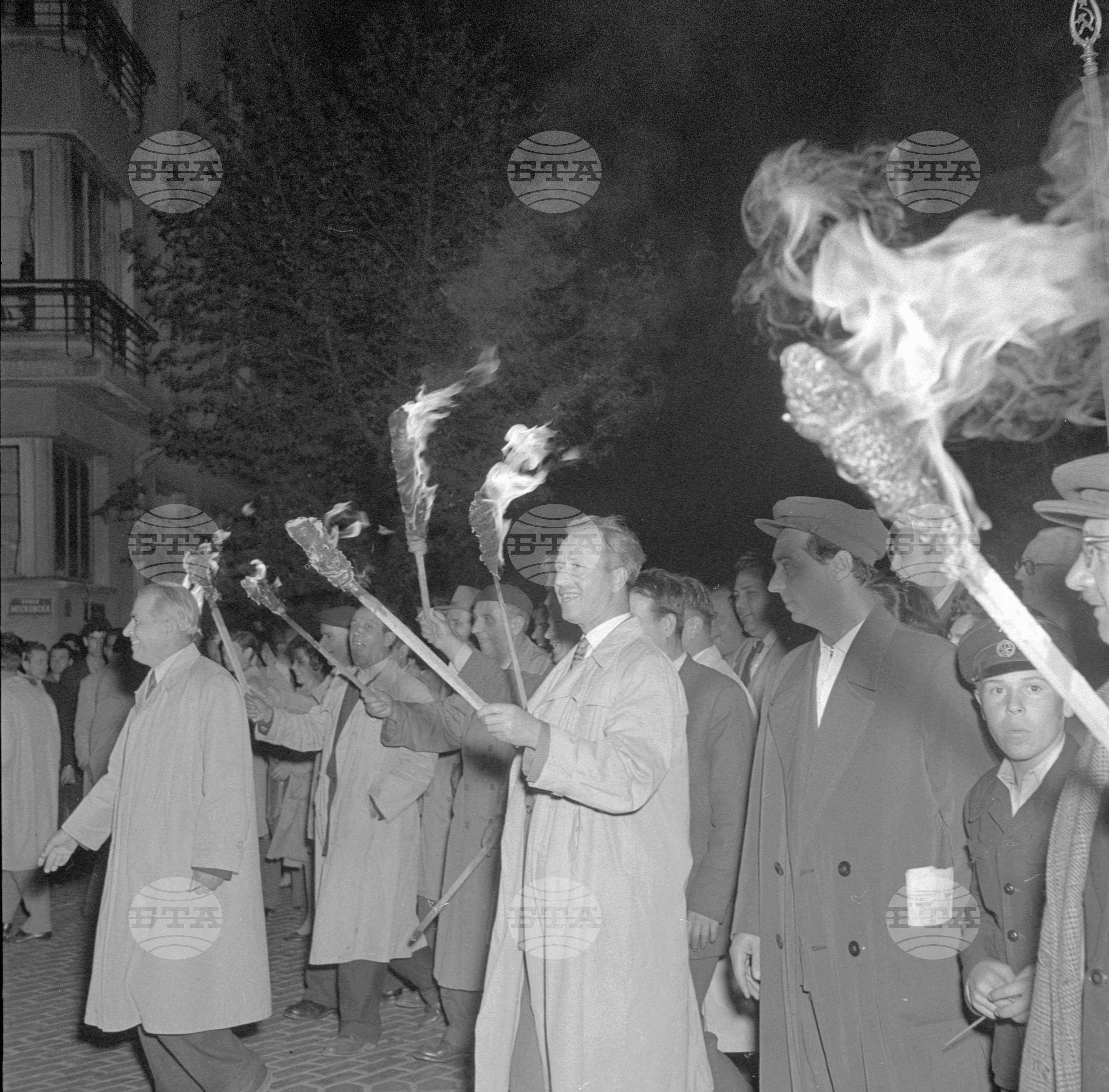 Съветският майор-летец Ю.А.Гагарин извърши успешен полет в Космоса част 2