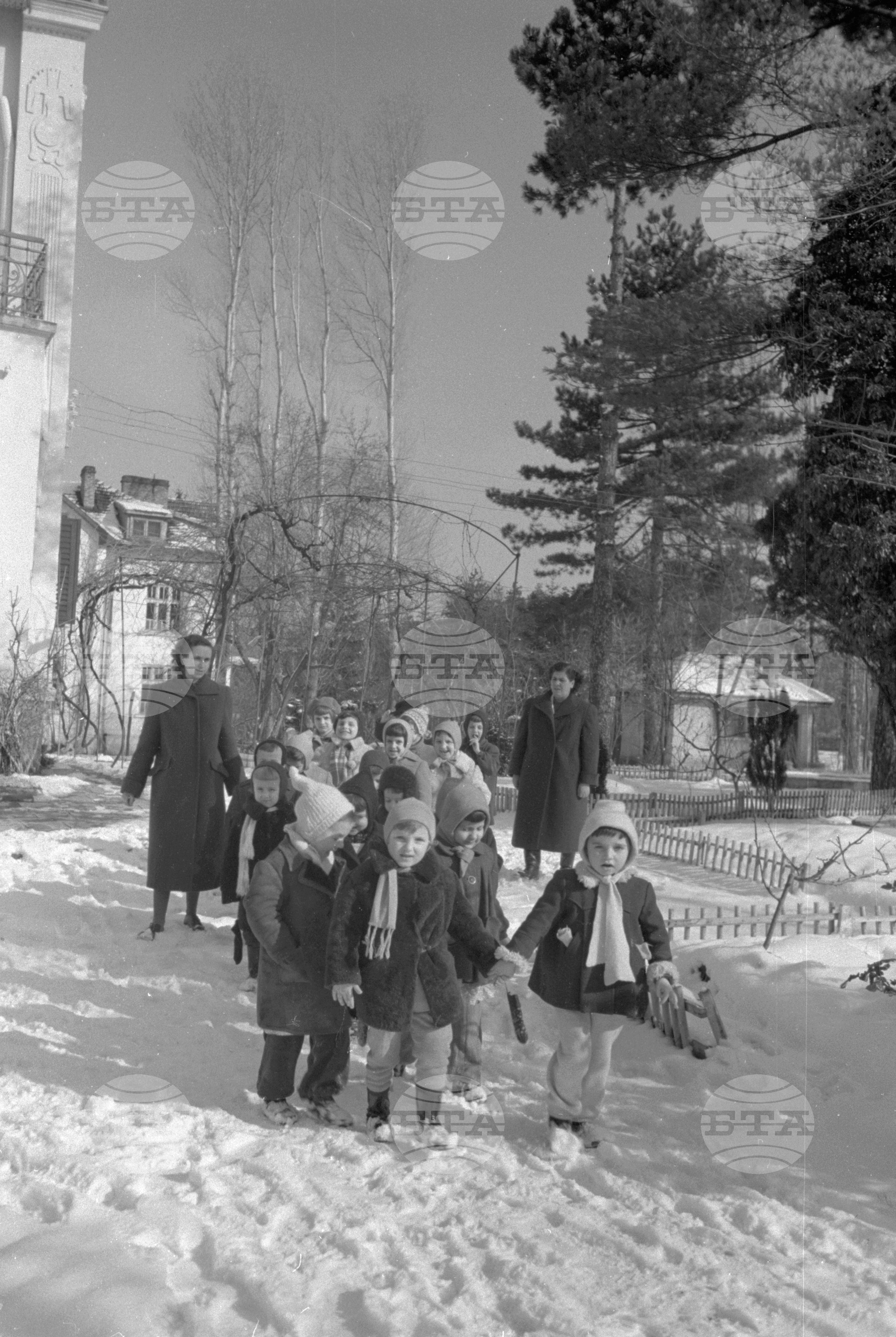 Зимни снимки в седмичната детска градина за деца на служители на МНО (Министерство на народната отбрана)