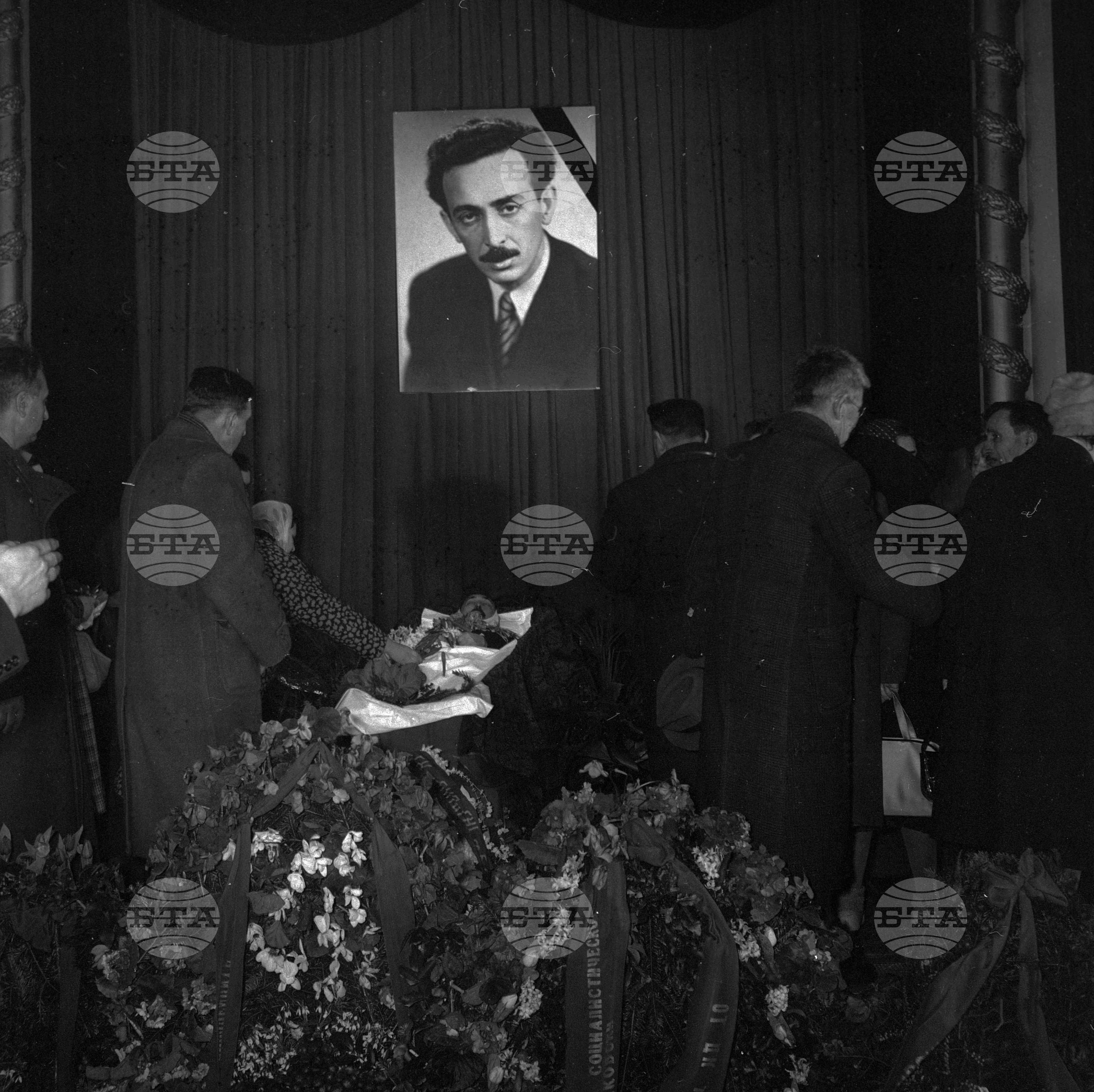 Поклонението пред ковчега на Дако Даковски