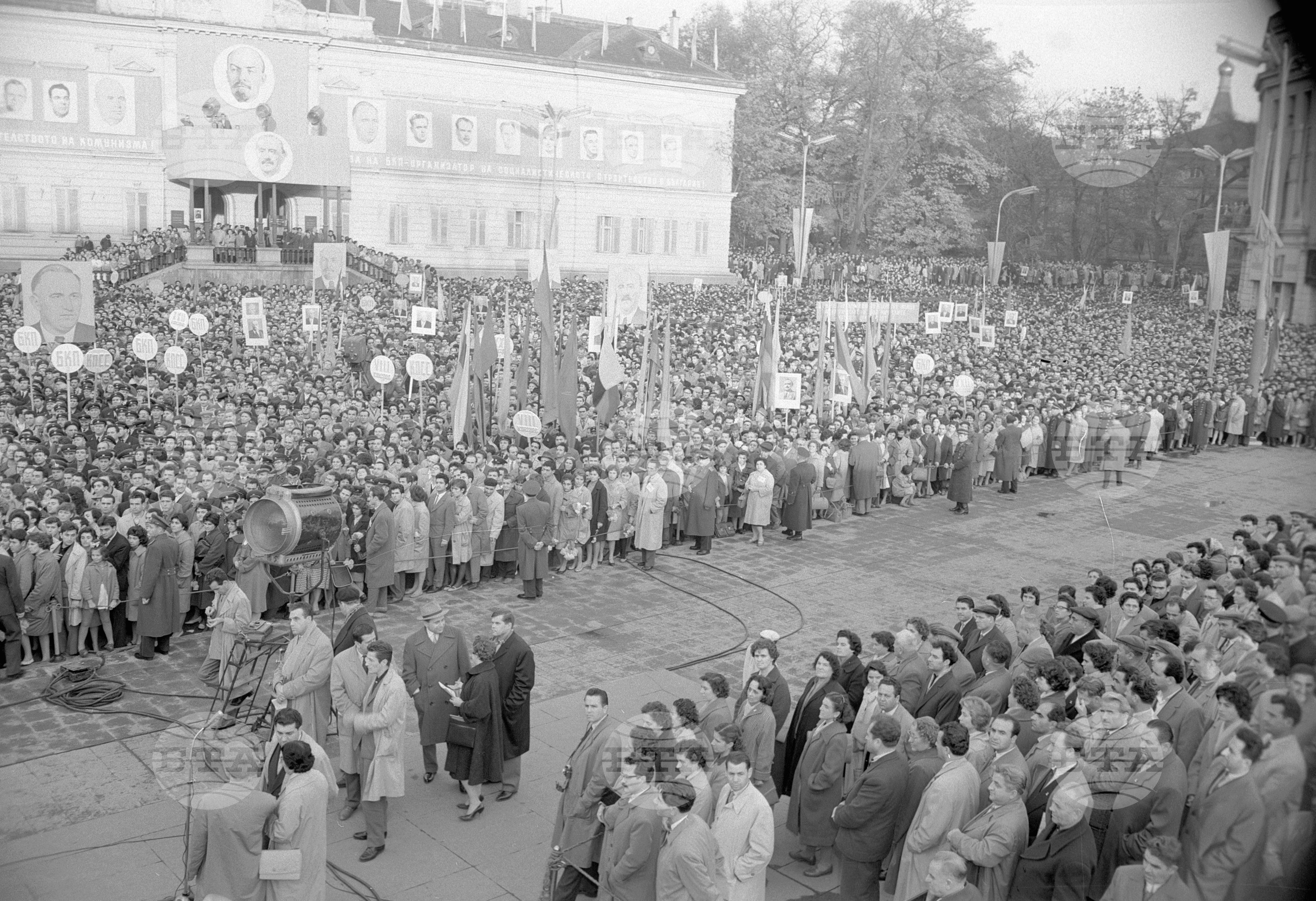 Многохиляден митинг в столицата по случай завършването на Осмия Конгрес на Българската комунистическа партия