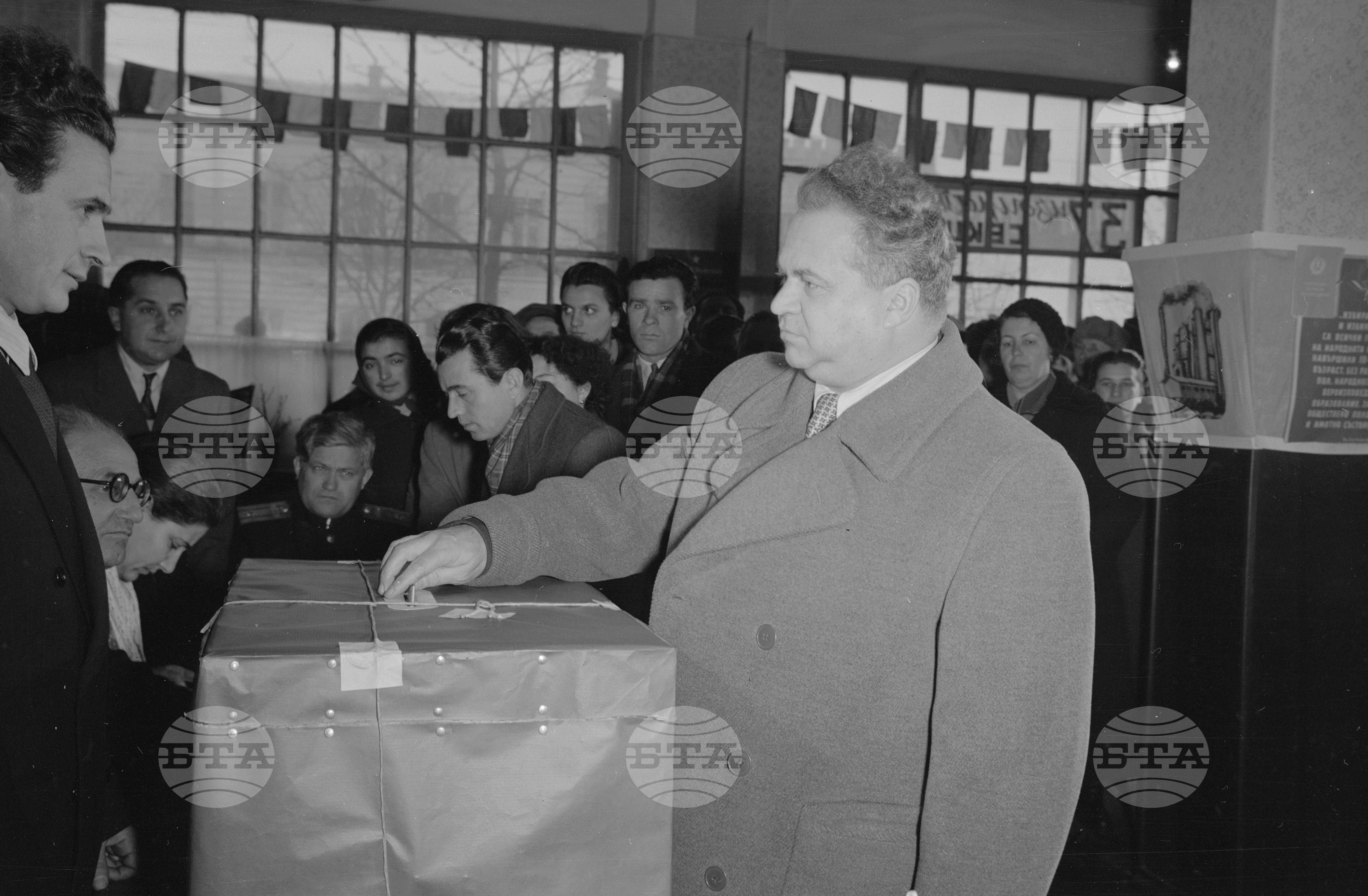 Изборният ден на 12 февруари 1956 година в София (Червенковски район)