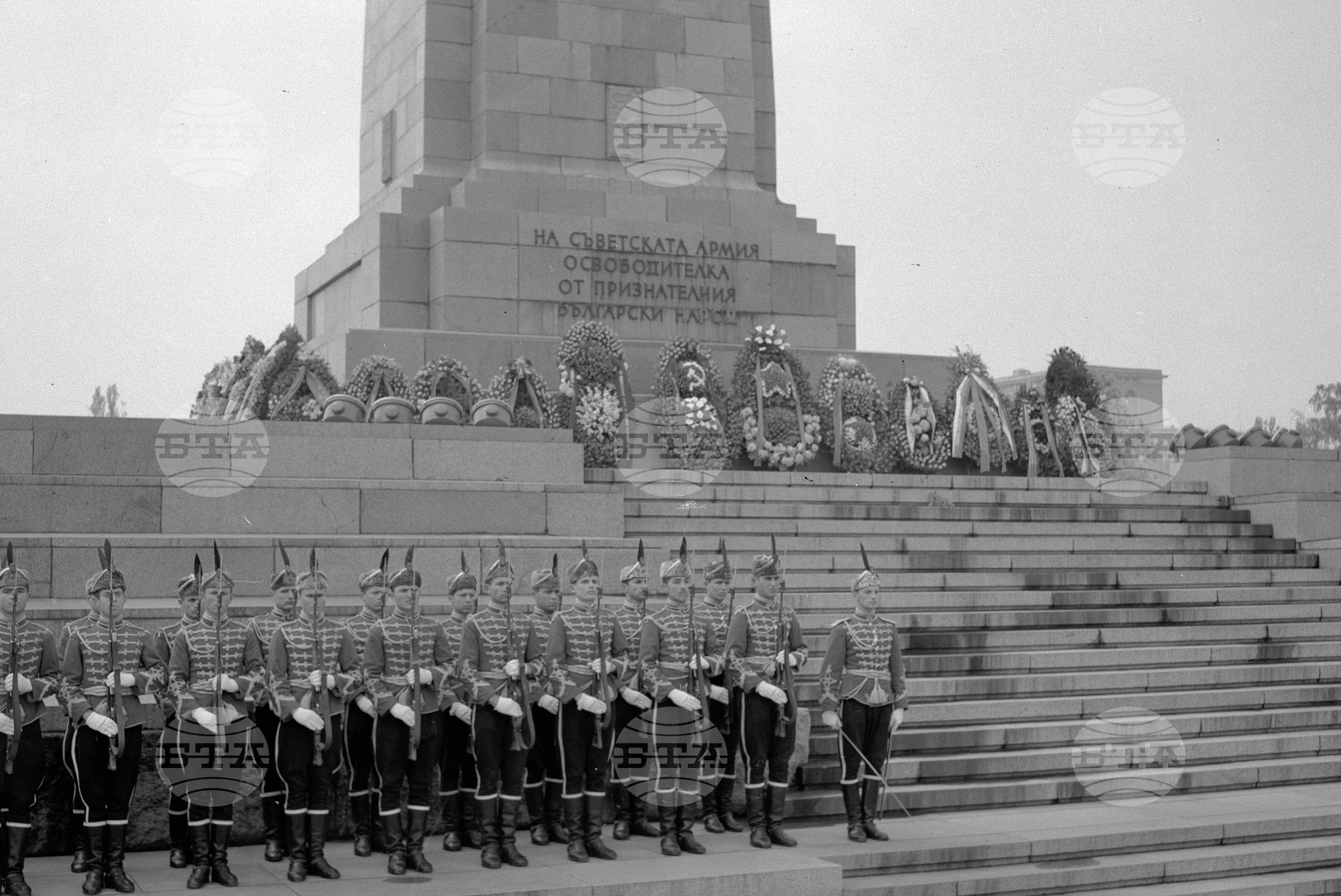 Венци пред паметника на Съветската армия, София