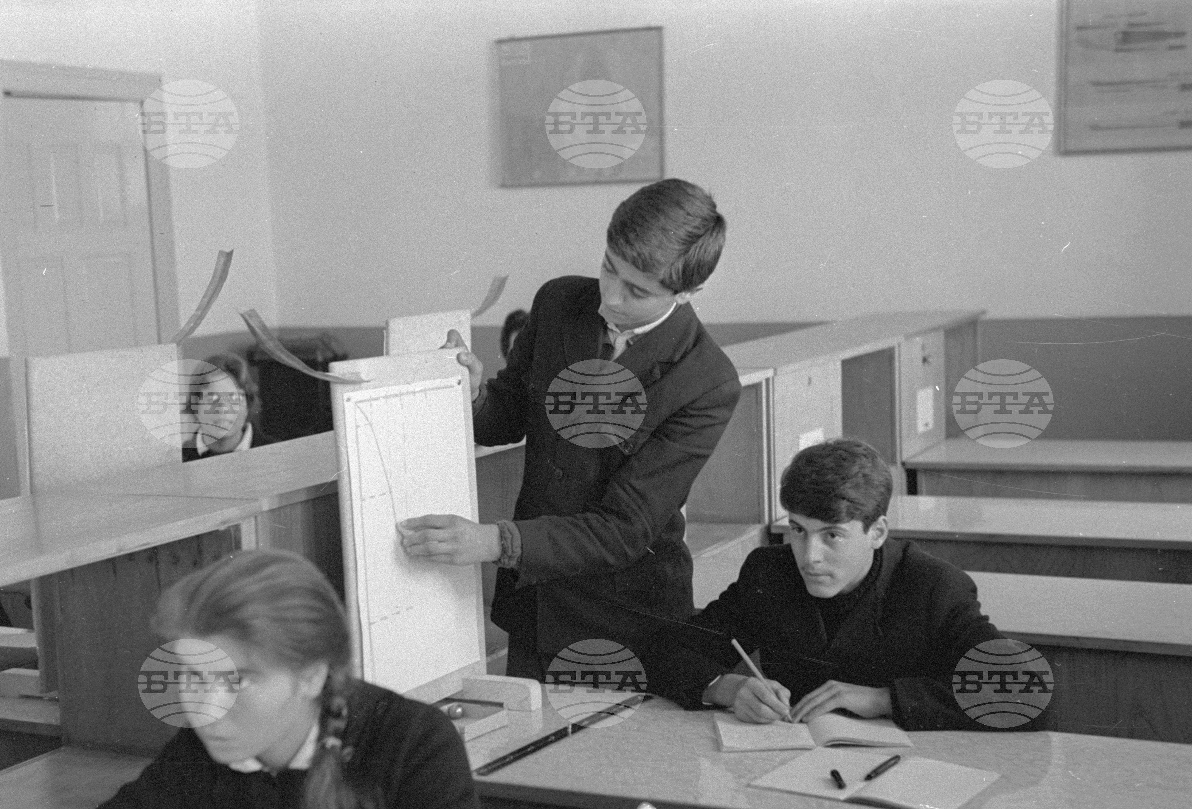 Средното смесено училище в Нова Загора