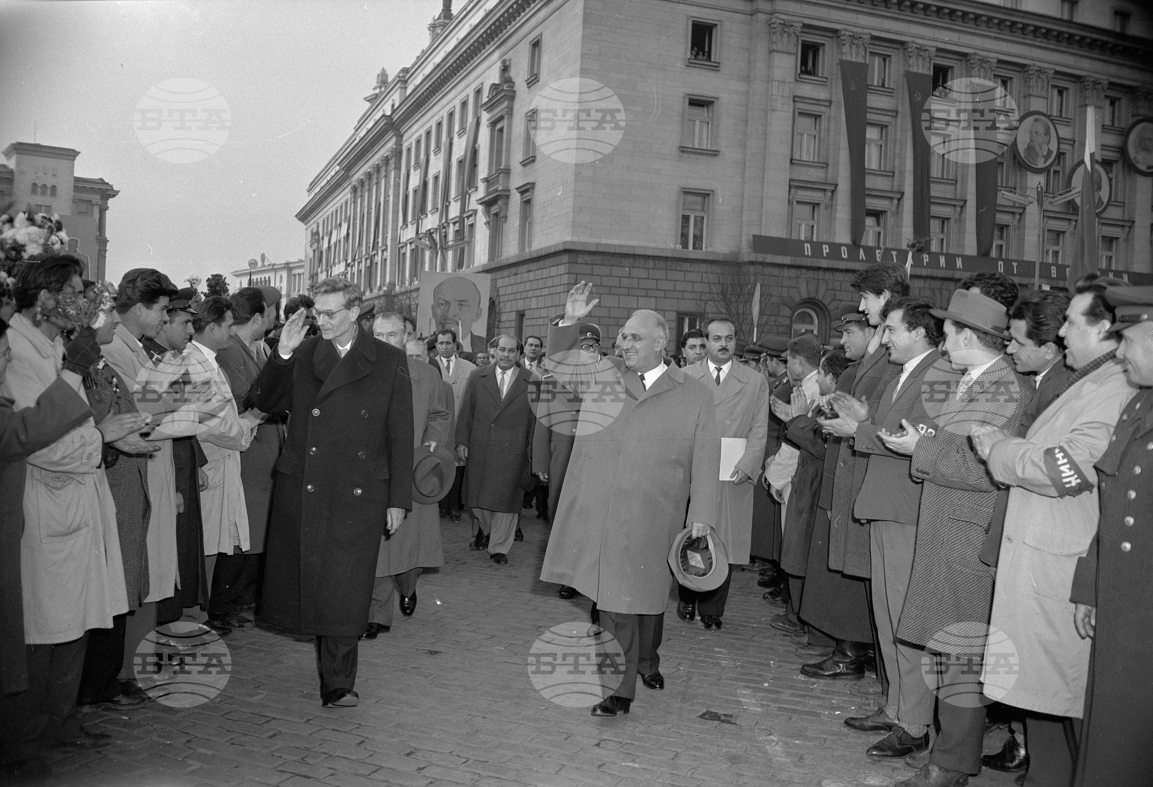 Многохиляден митинг в столицата по случай завършването на Осмия Конгрес на Българската комунистическа партия