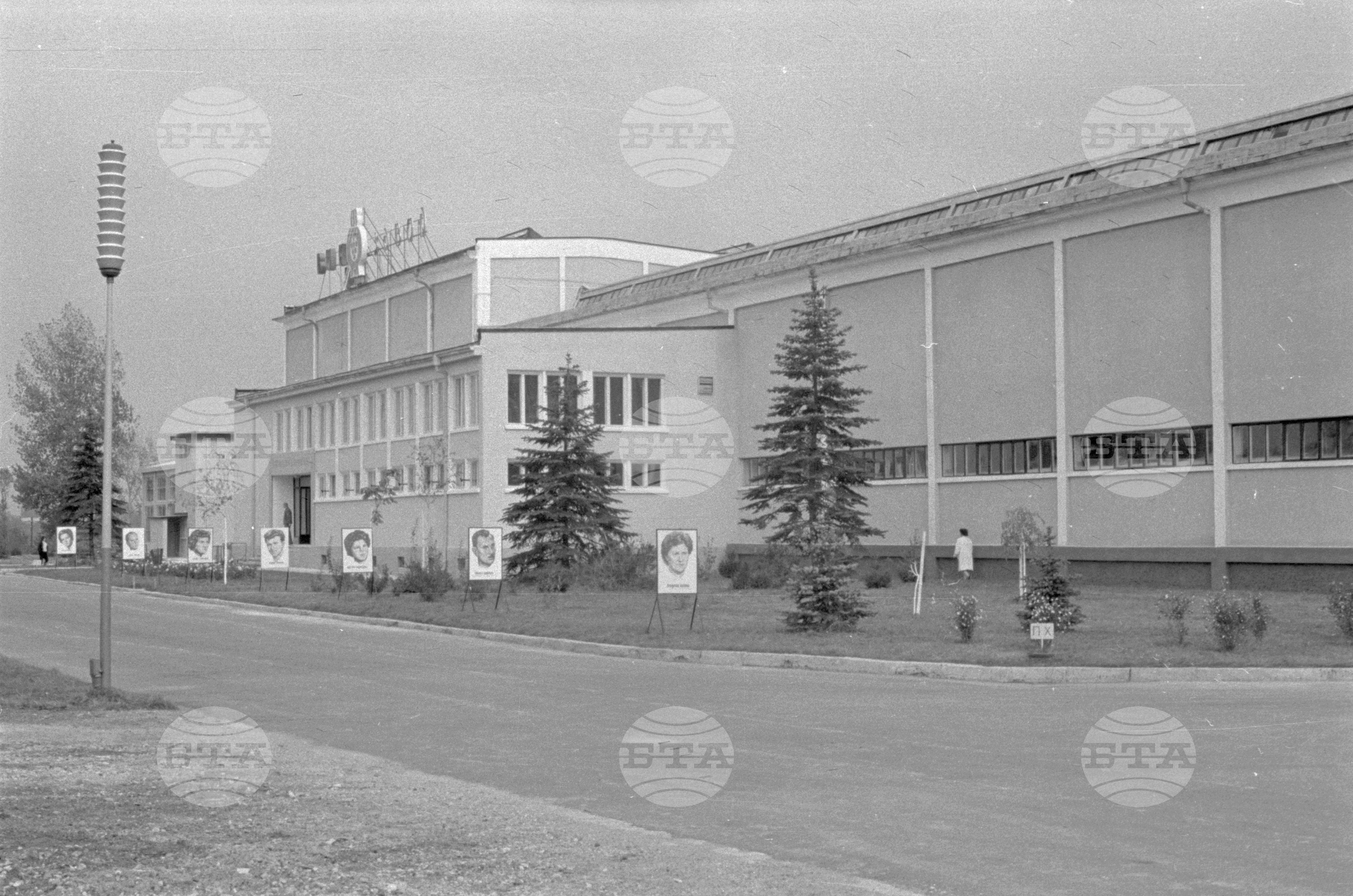 В завода за преработване и стабилизиране на вината край София-част 2