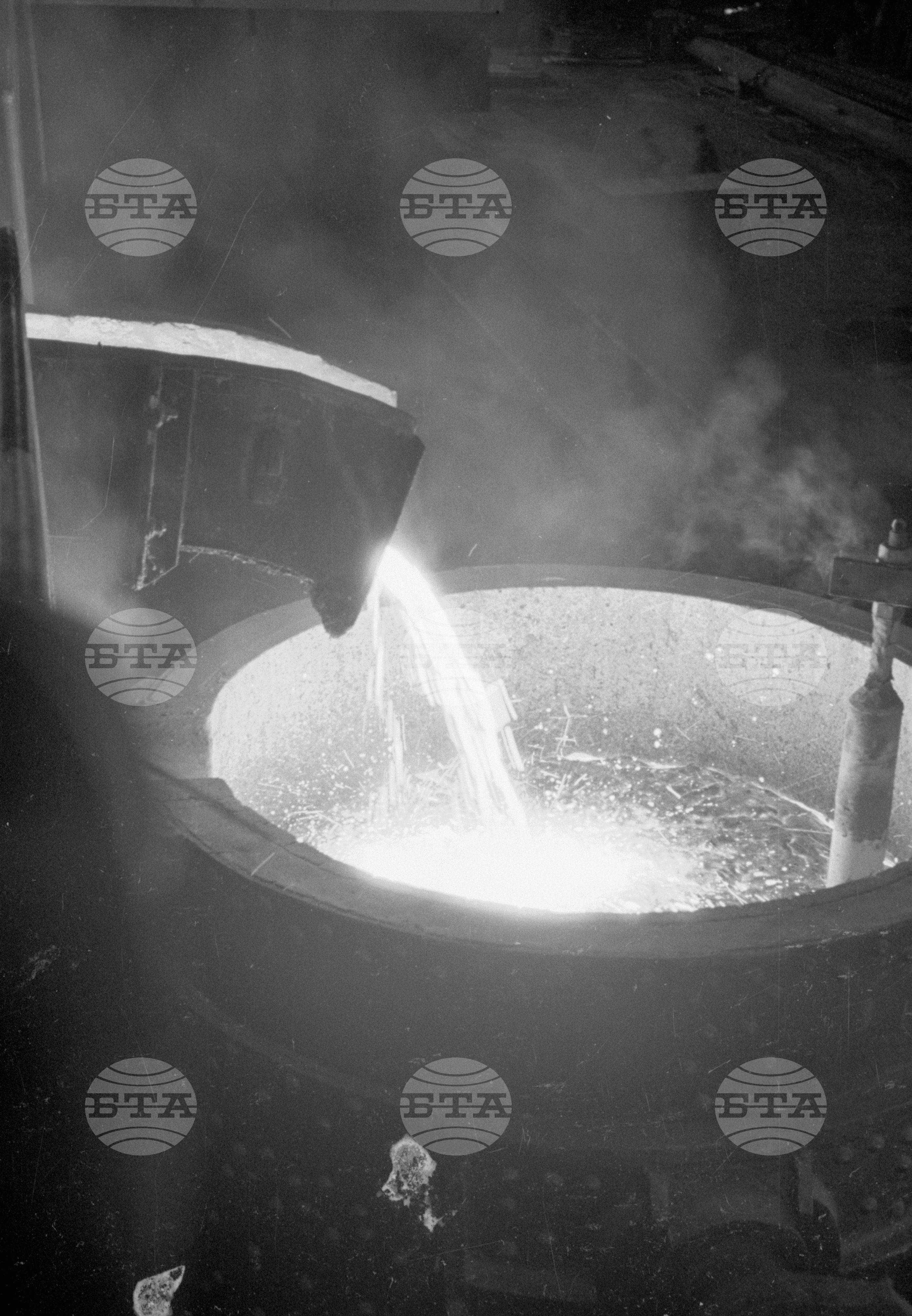 Държавен металургичен завод „Ленин“ - 1953 година - отливане на първата родна стомана