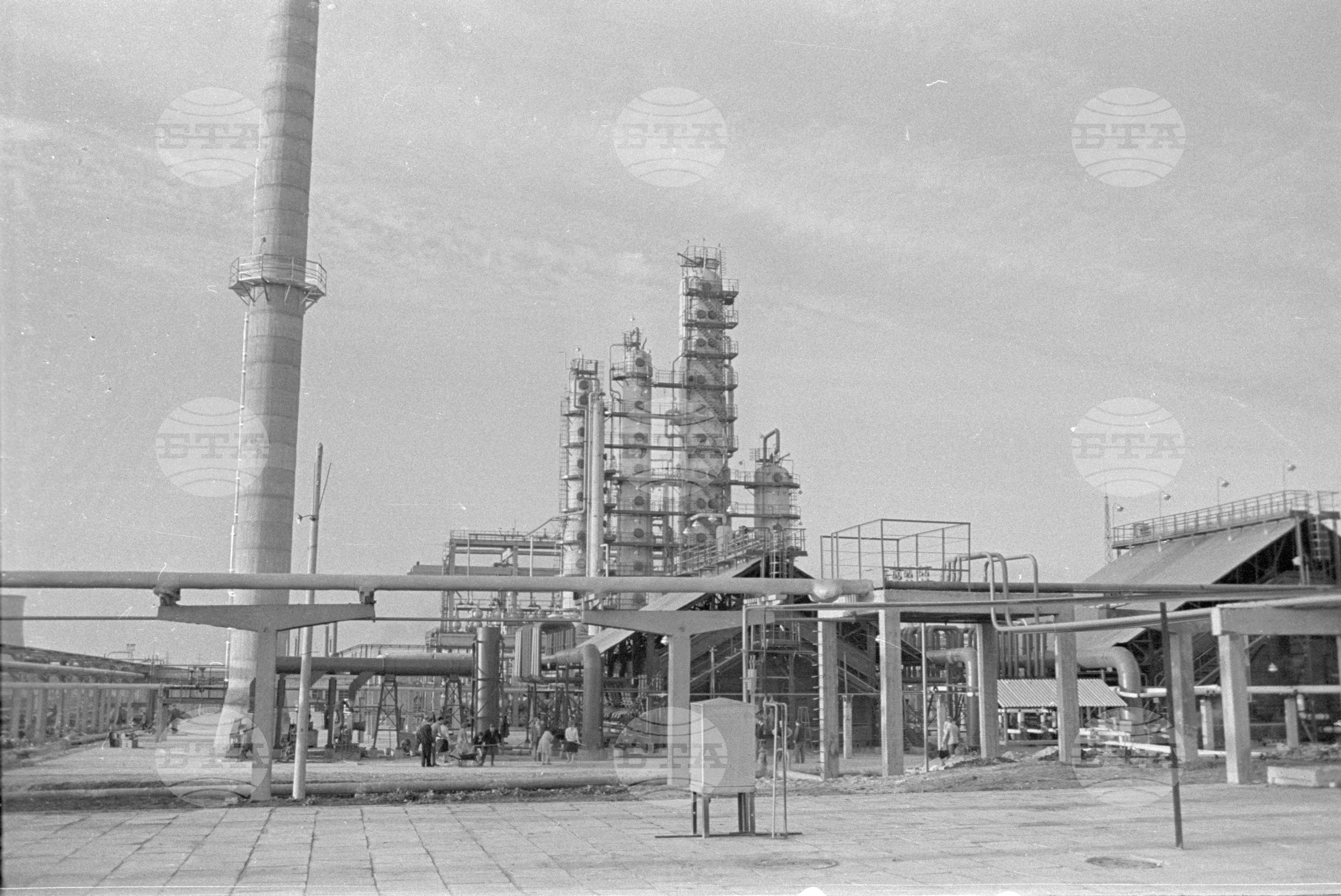 Влиза в пробна експлоатация ІІ-ра атмосферна инсталация на Нефтопреработвателния завод край Бургас