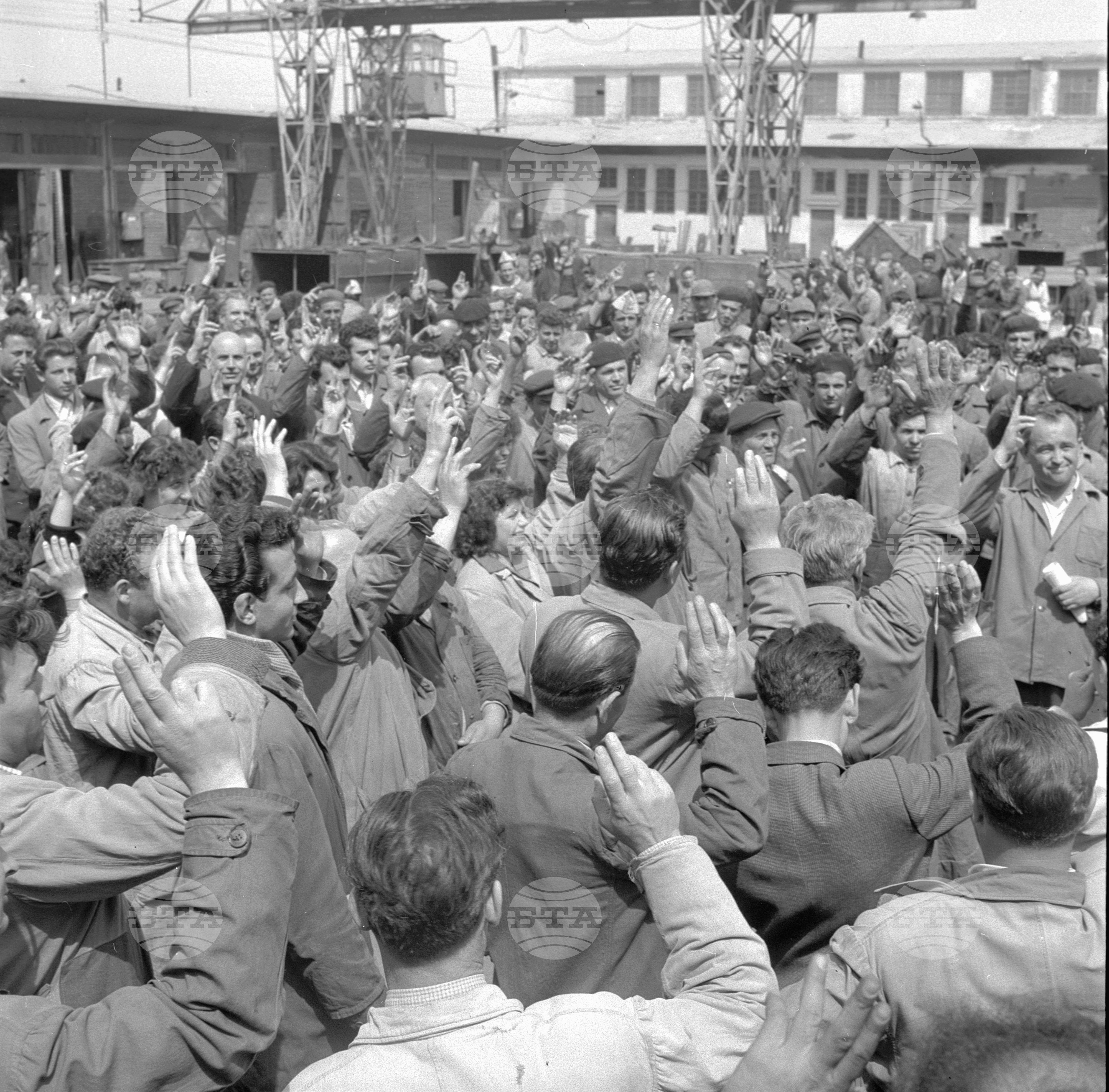Съветският майор-летец Ю.А.Гагарин извърши успешен полет в Космоса част 3
