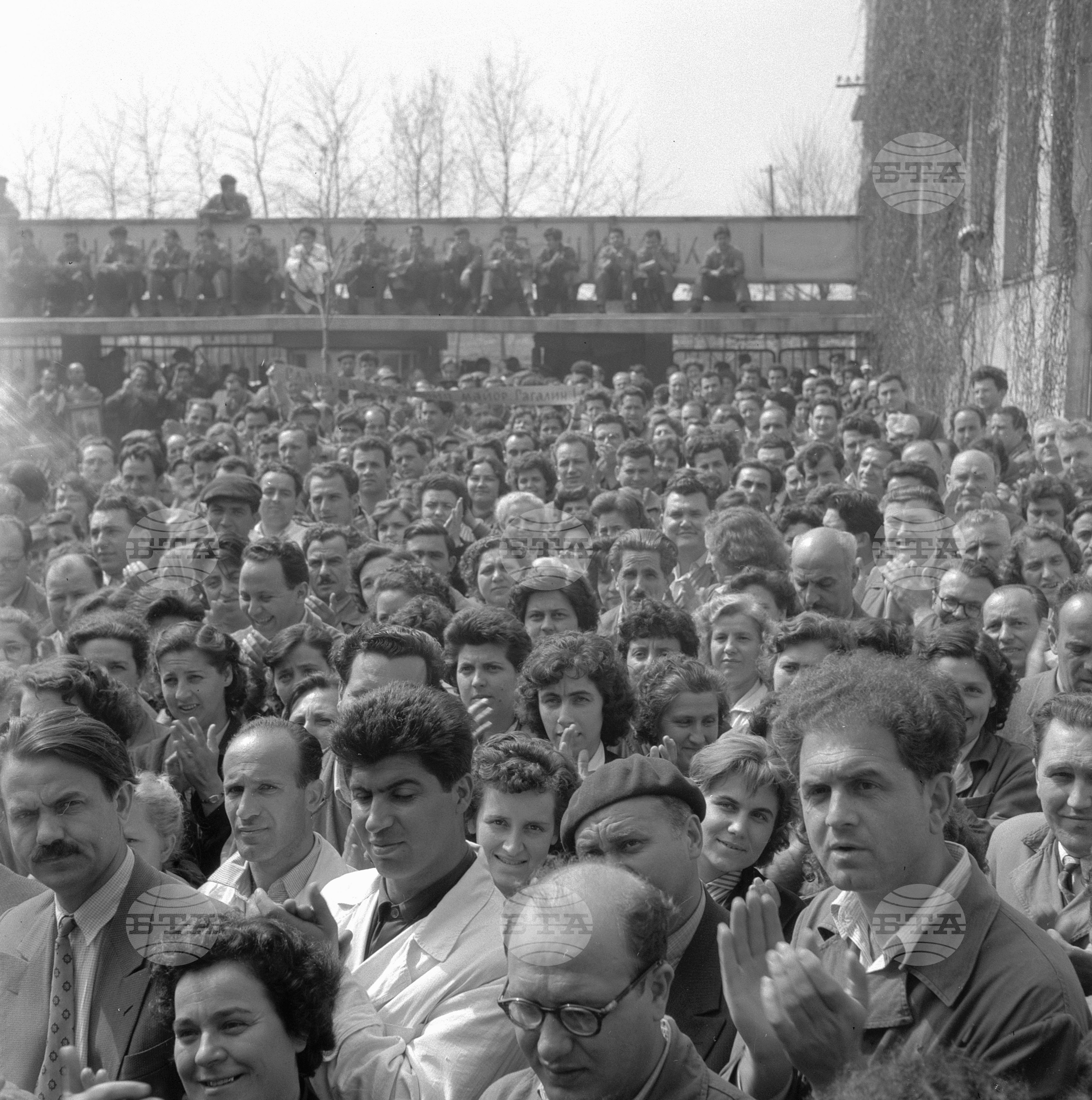Съветският майор-летец Ю. А. Гагарин извърши успешен полет в Космоса