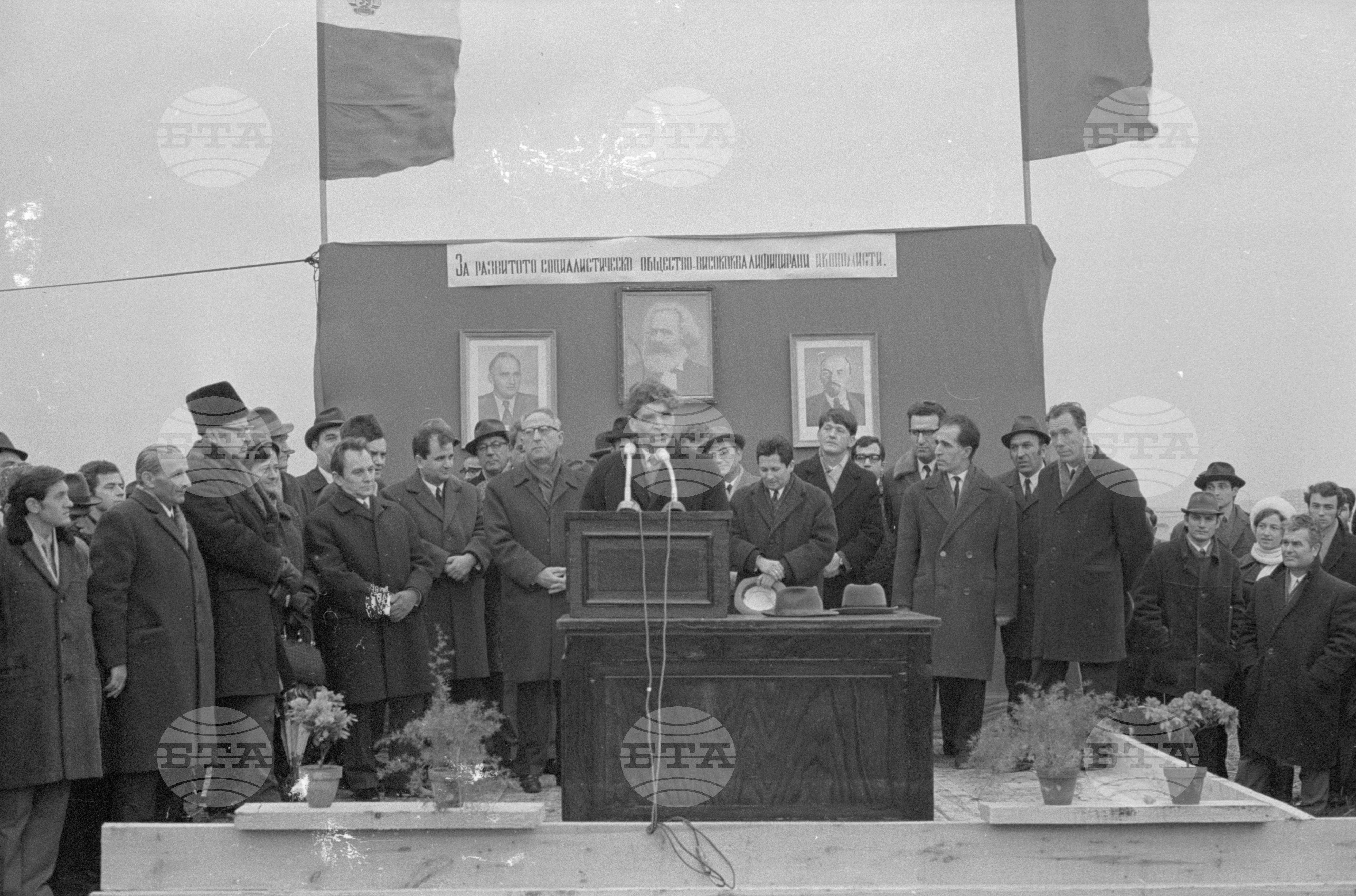 Пеко Таков прави първа копка на Висш Икономически Институт "Карл Маркс"