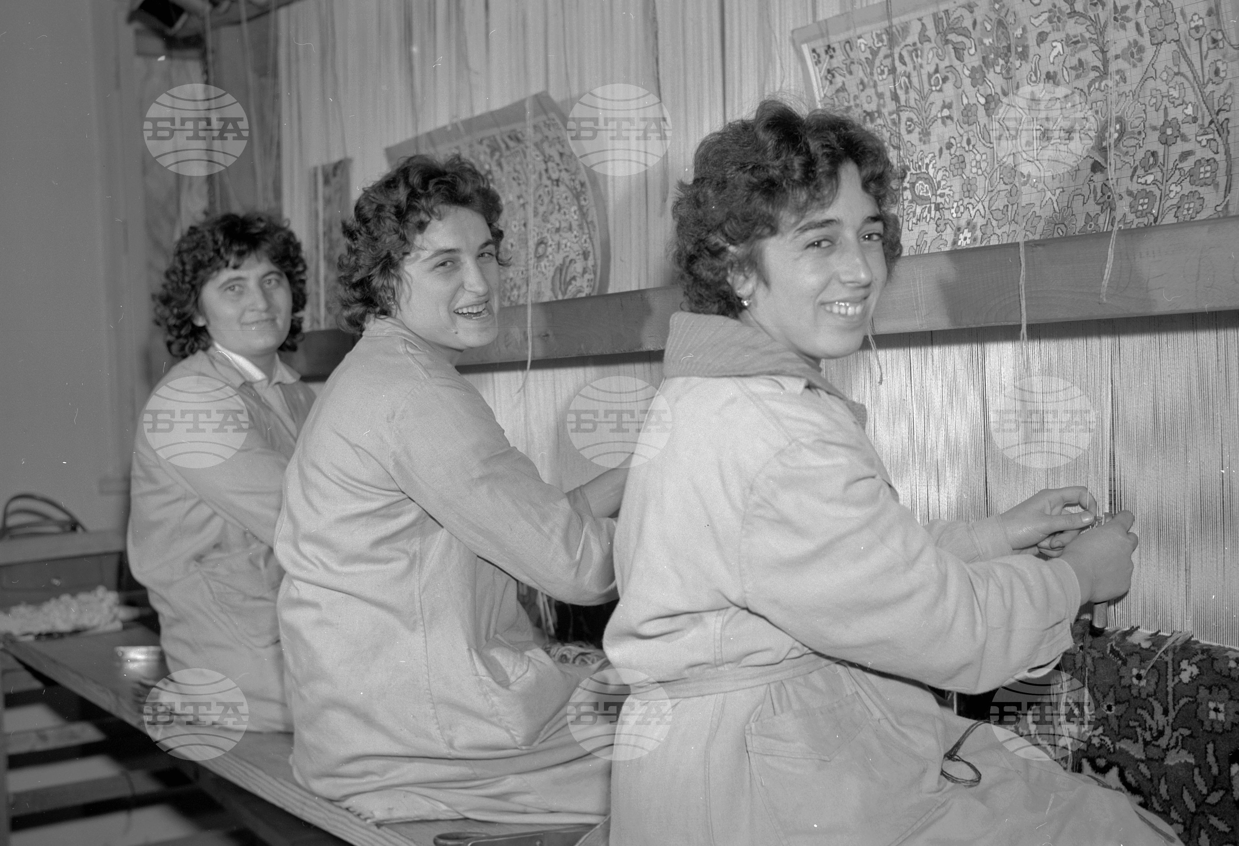 В килимарския цех на ТПК (Трудово-производителна кооперация) "9 септември" - Кюстендил
