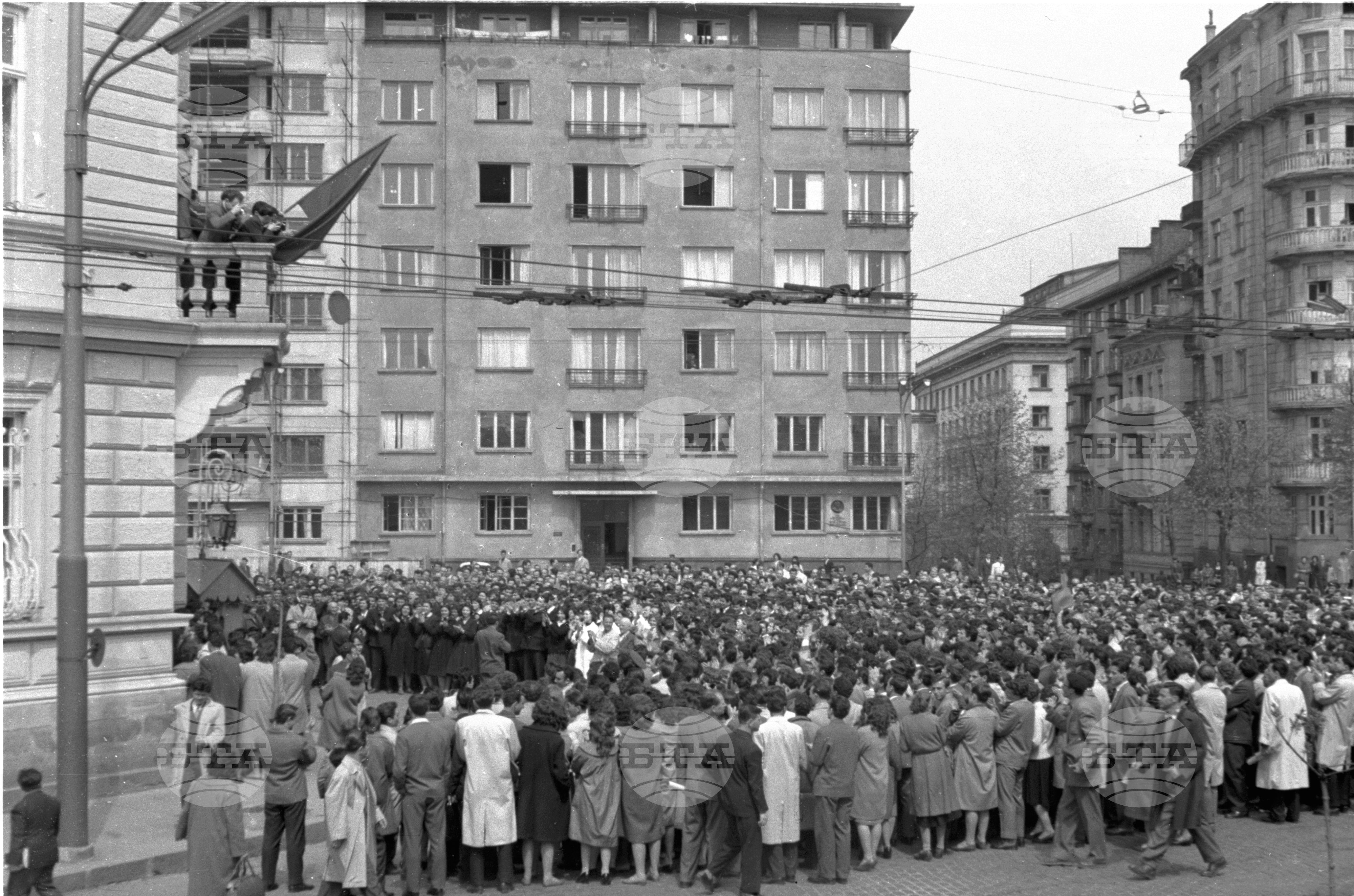 Възторжен митинг пред посолството на СССР в София